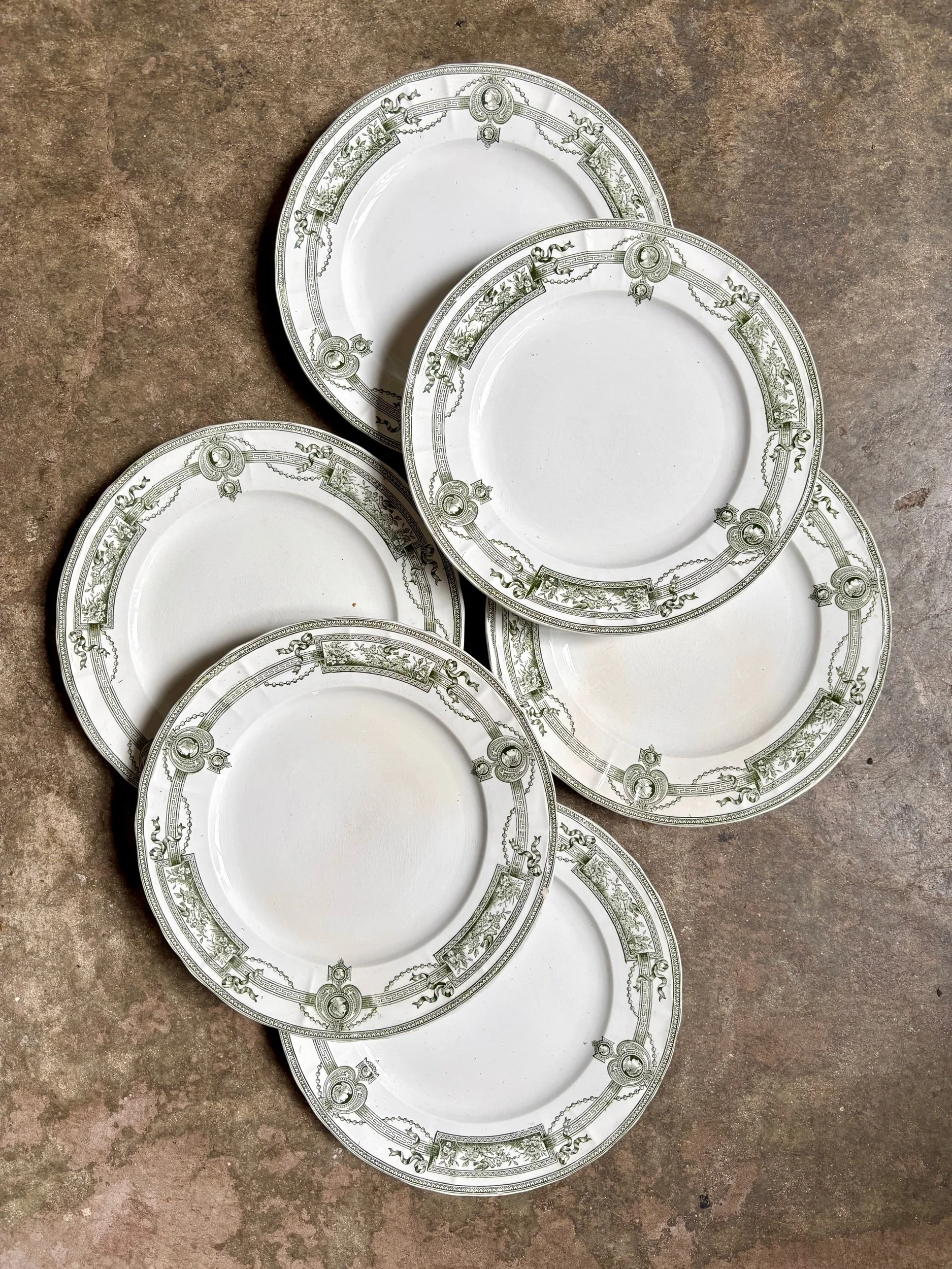 assiettes-entremet-terre-de-fer-st-amand-hamage-medaillon-blanc-vert-vaisselle-vintage-axs-design-paris-france