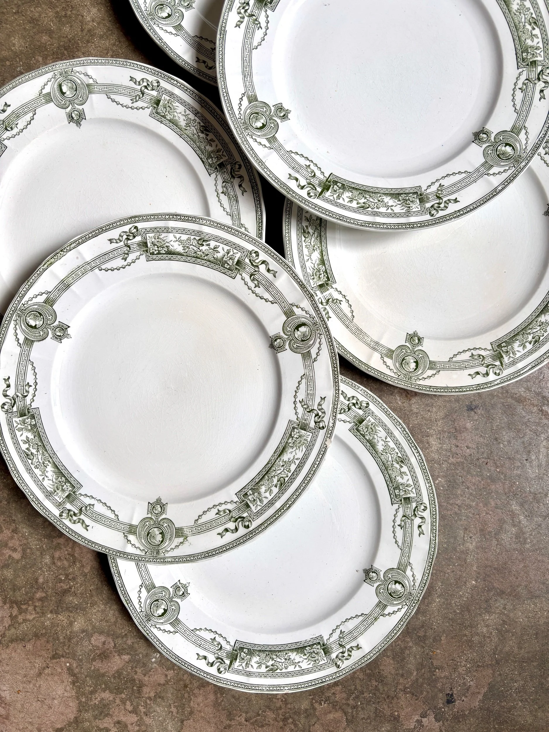 assiettes-entremet-terre-de-fer-st-amand-hamage-medaillon-blanc-vert-vaisselle-vintage-axs-design-paris-france