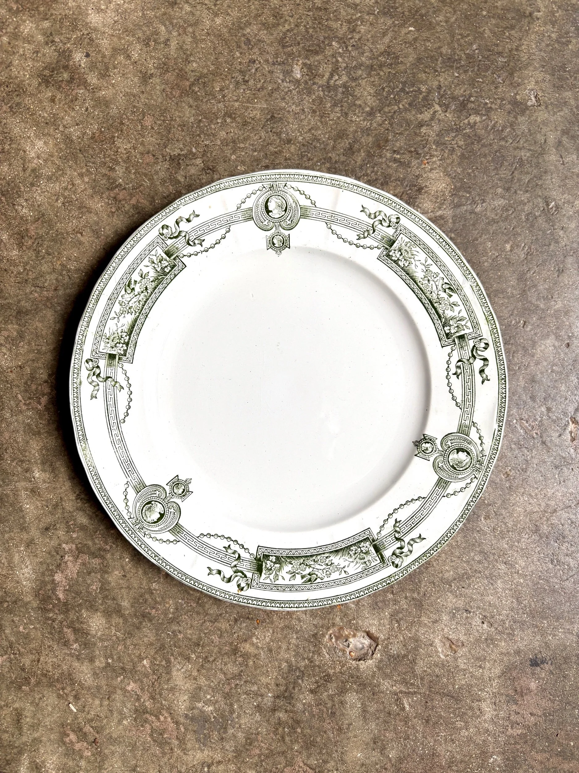 assiette-entremet-terre-de-fer-st-amand-hamage-medaillon-blanc-vert-vaisselle-vintage-axs-design-paris-france