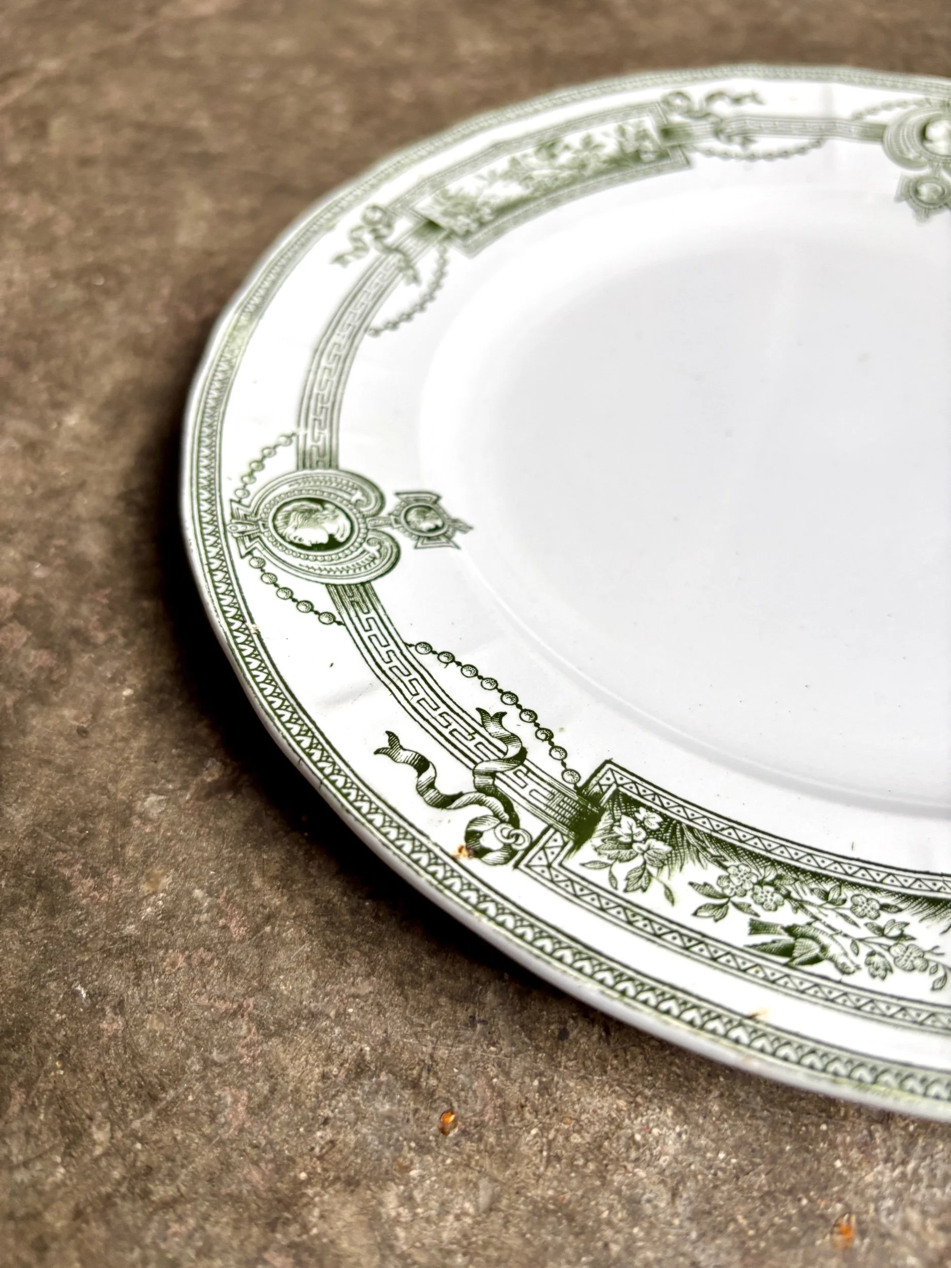 assiette-entremet-terre-de-fer-st-amand-hamage-medaillon-blanc-vert-vaisselle-vintage-axs-design-paris-france