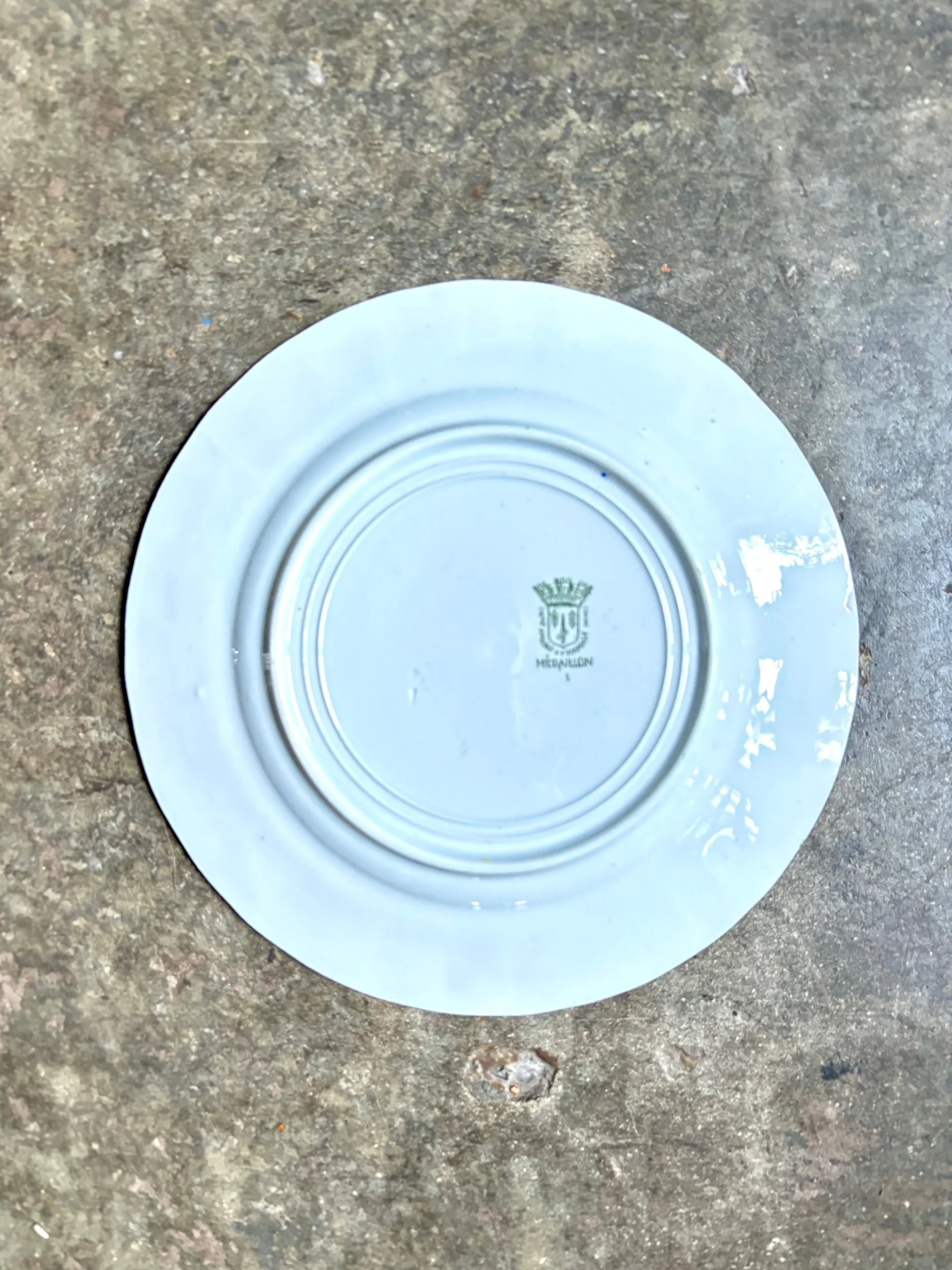 assiette-entremet-terre-de-fer-st-amand-hamage-medaillon-blanc-vert-vaisselle-vintage-axs-design-paris-france