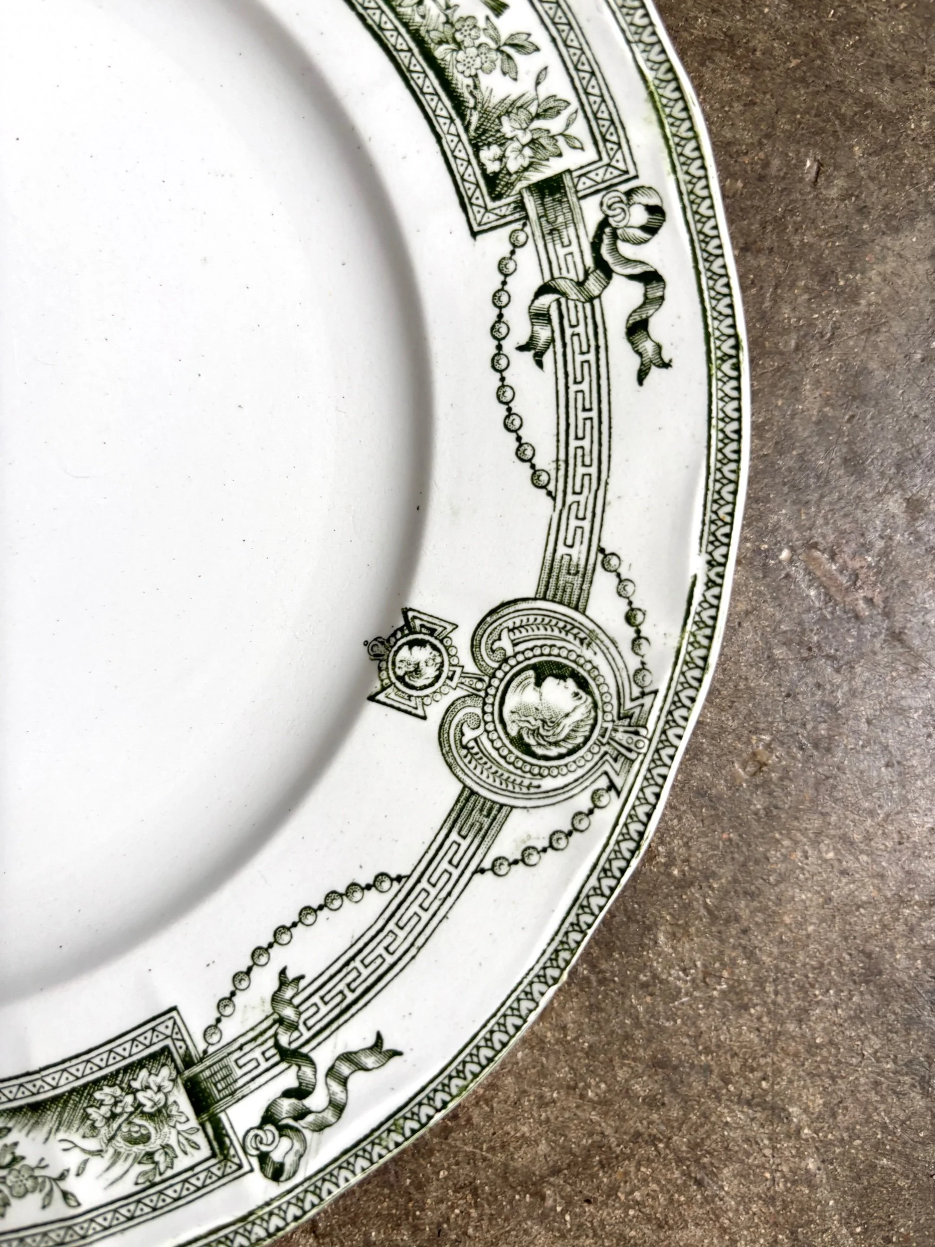 assiette-entremet-terre-de-fer-st-amand-hamage-medaillon-blanc-vert-vaisselle-vintage-axs-design-paris-france