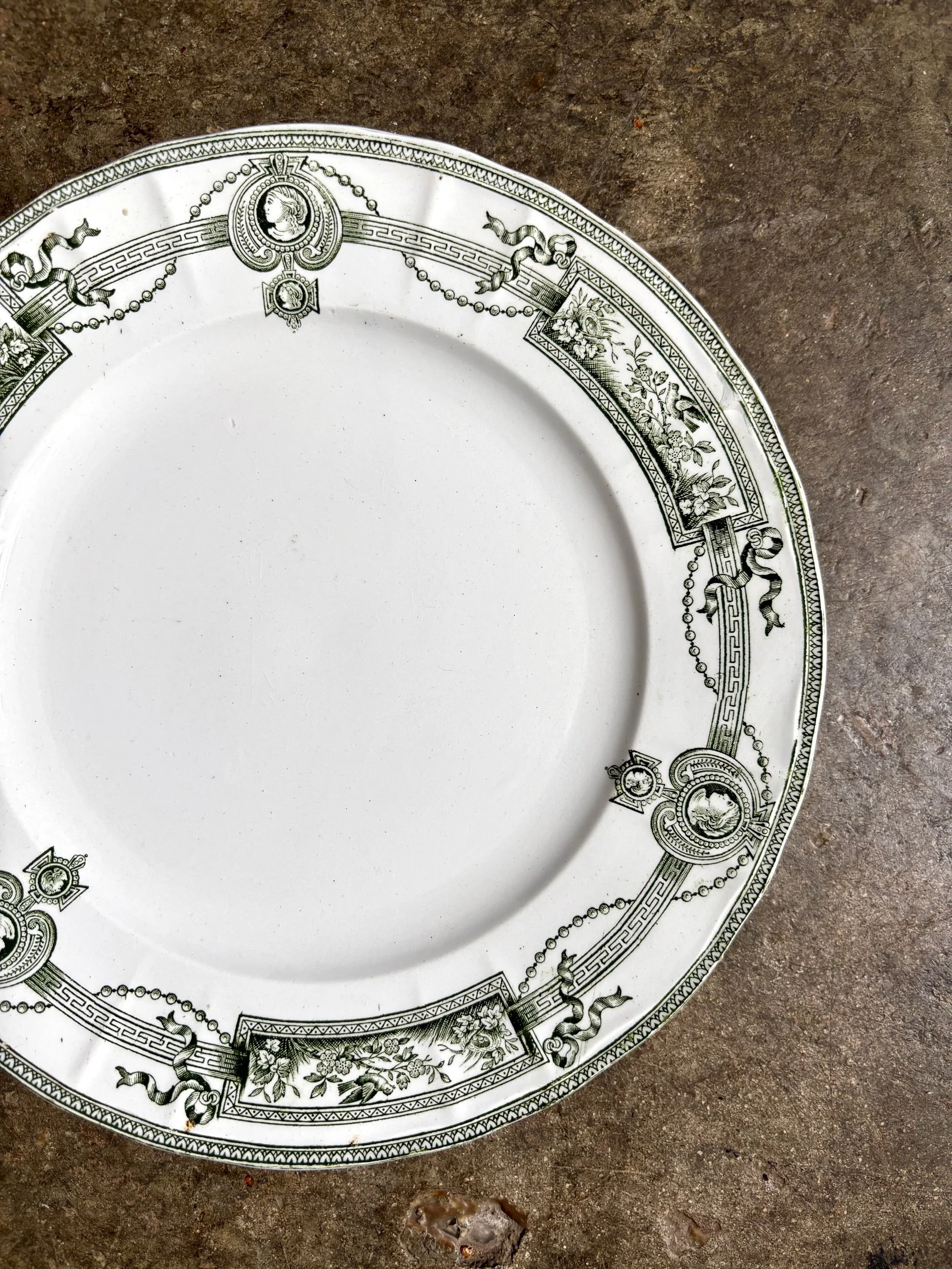 assiette-entremet-terre-de-fer-st-amand-hamage-medaillon-blanc-vert-vaisselle-vintage-axs-design-paris-france