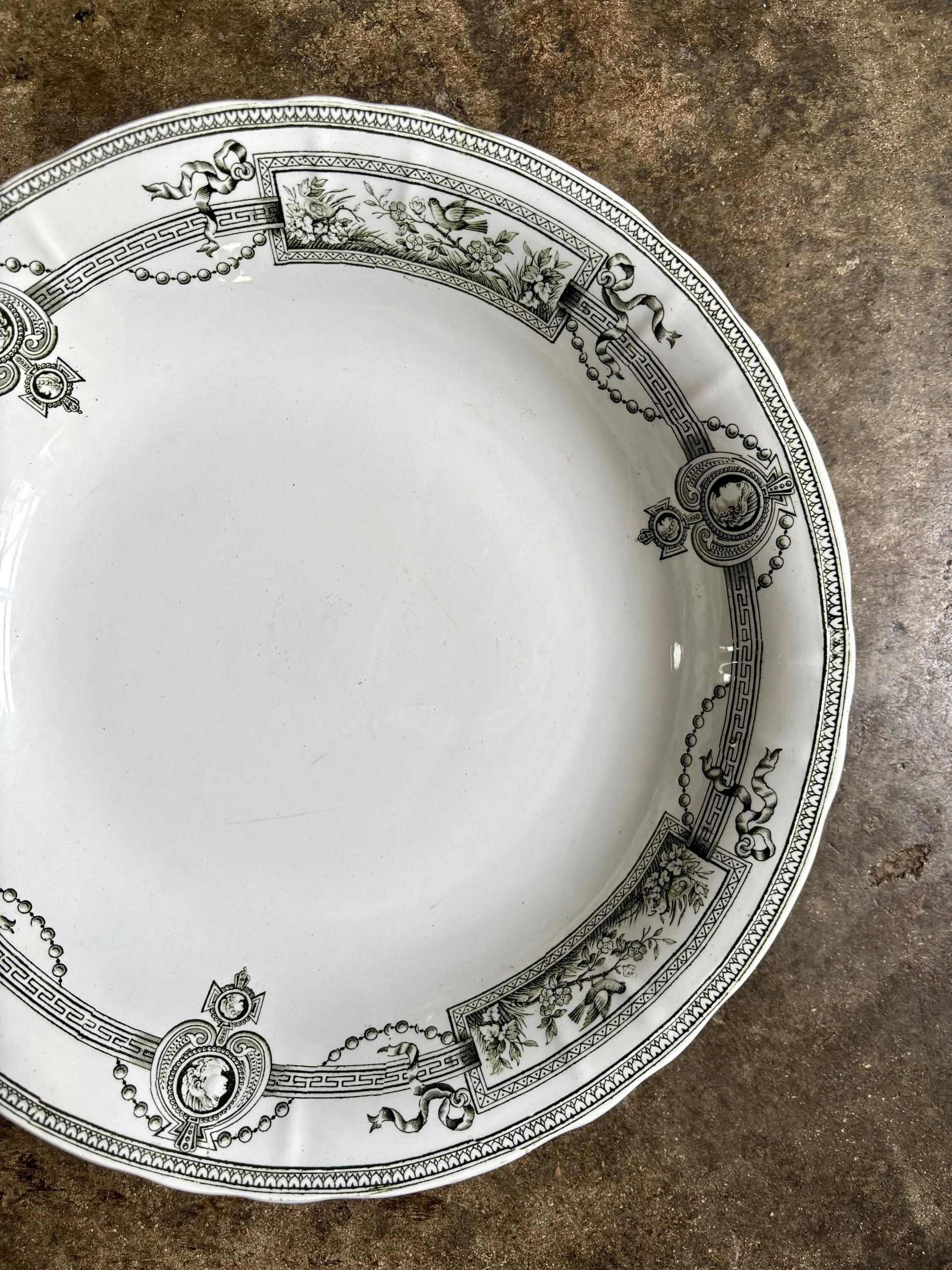 plat-rond-creux-terre-de-fer-st-amand-hamage-medaillon-blanc-vert-vaisselle-vintage-axs-design-paris-france