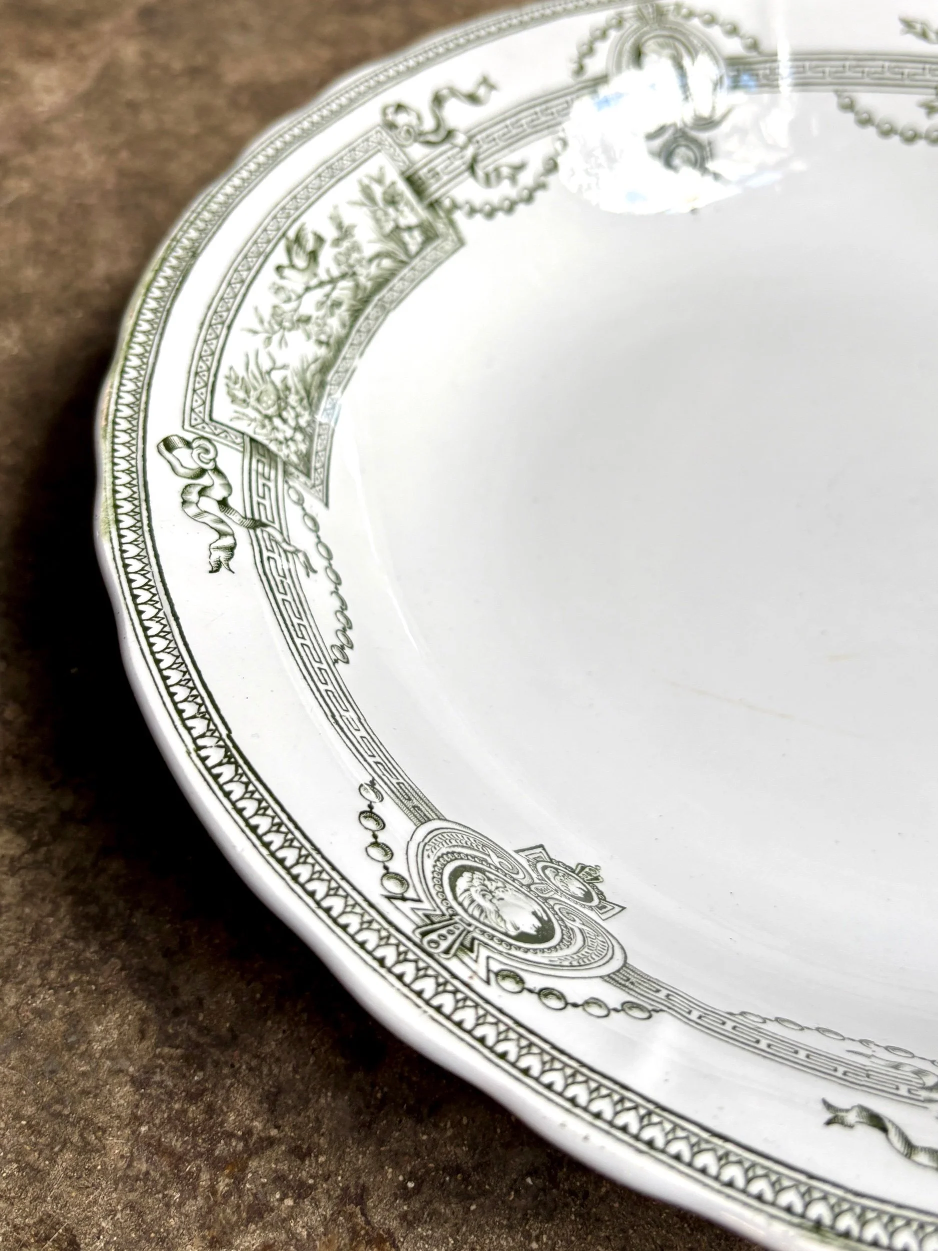 plat-rond-creux-terre-de-fer-st-amand-hamage-medaillon-blanc-vert-vaisselle-vintage-axs-design-paris-france
