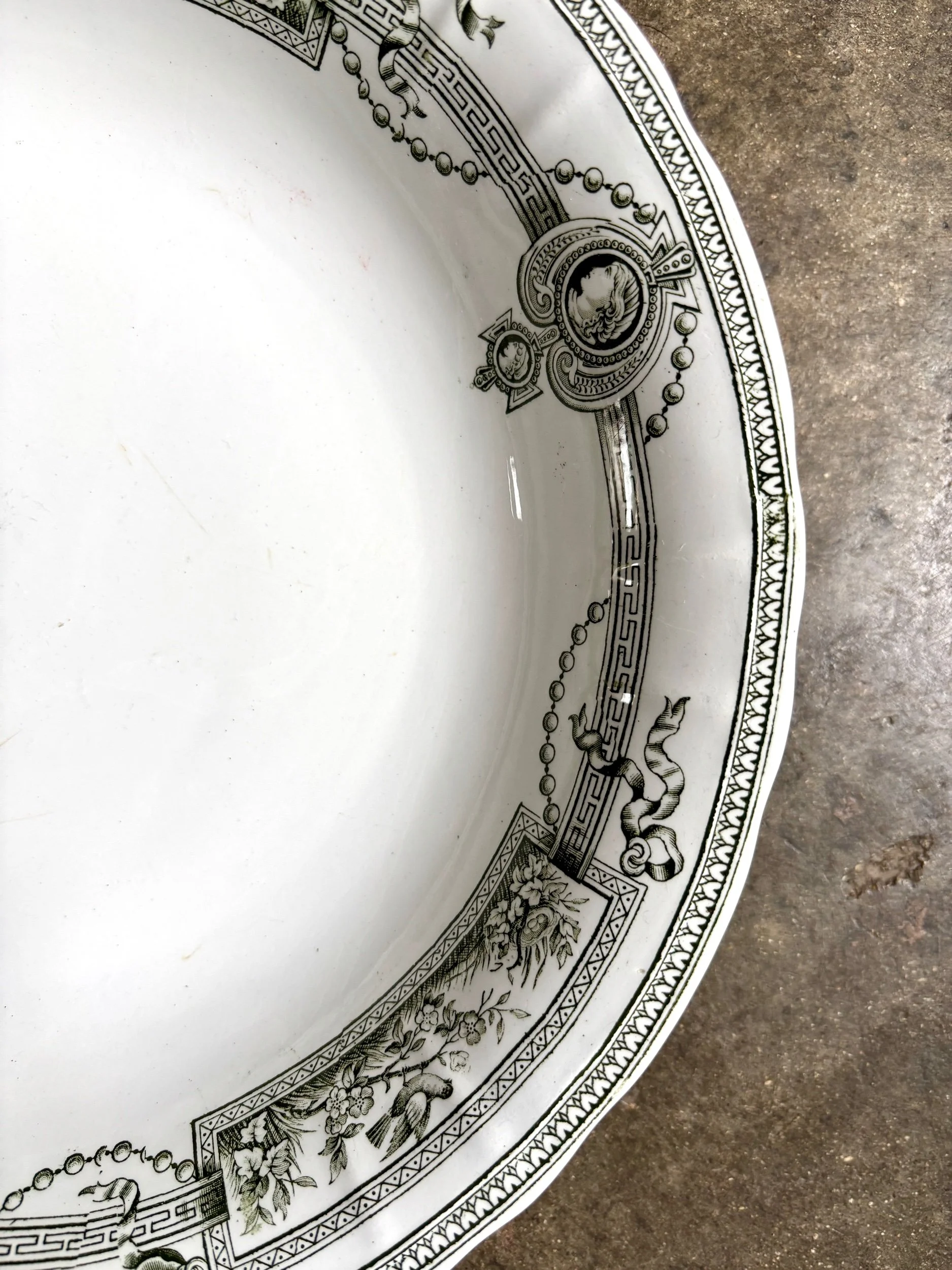 plat-rond-creux-terre-de-fer-st-amand-hamage-medaillon-blanc-vert-vaisselle-vintage-axs-design-paris-france
