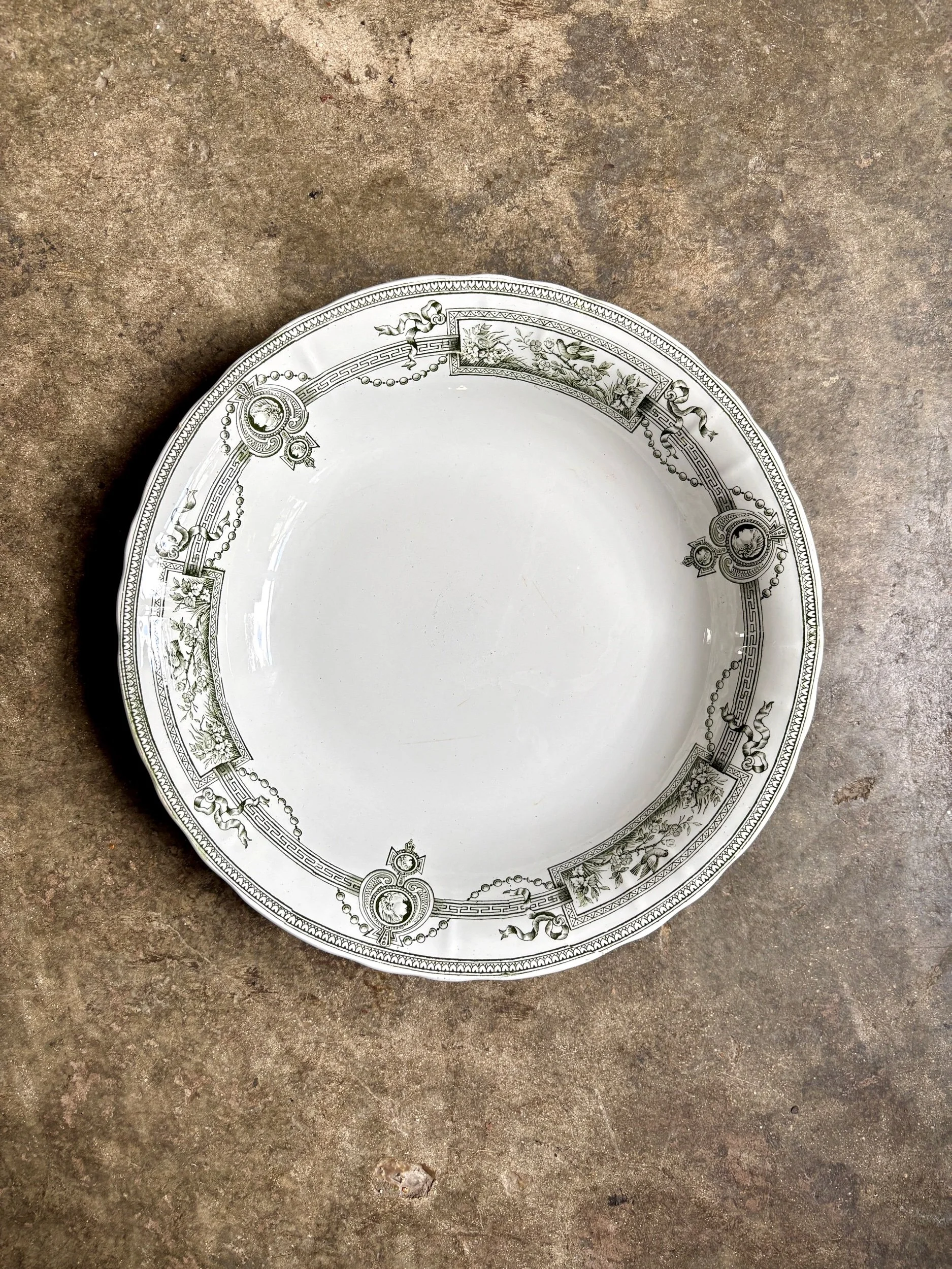 plat-rond-creux-terre-de-fer-st-amand-hamage-medaillon-blanc-vert-vaisselle-vintage-axs-design-paris-france