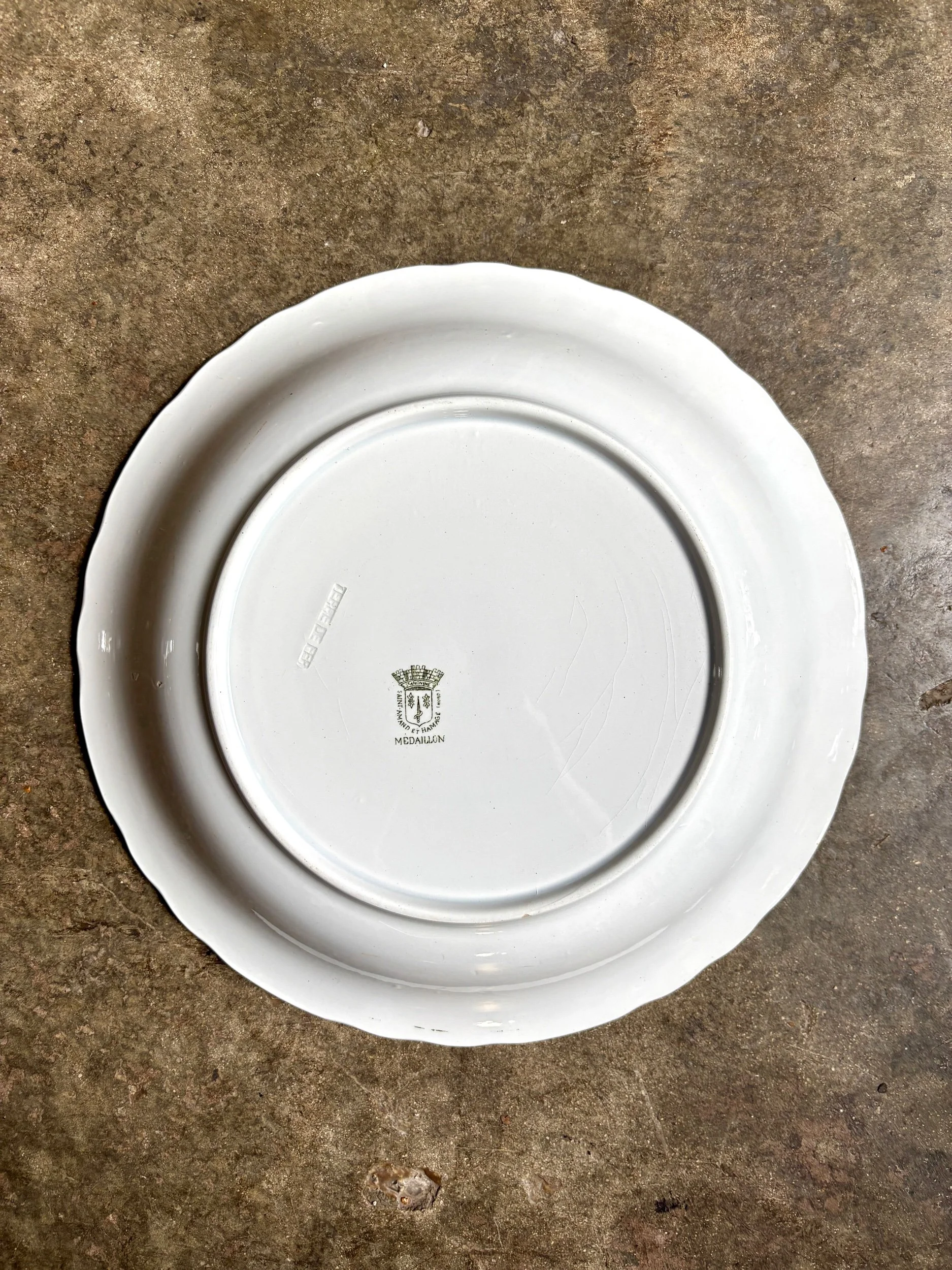 plat-rond-creux-terre-de-fer-st-amand-hamage-medaillon-blanc-vert-vaisselle-vintage-axs-design-paris-france
