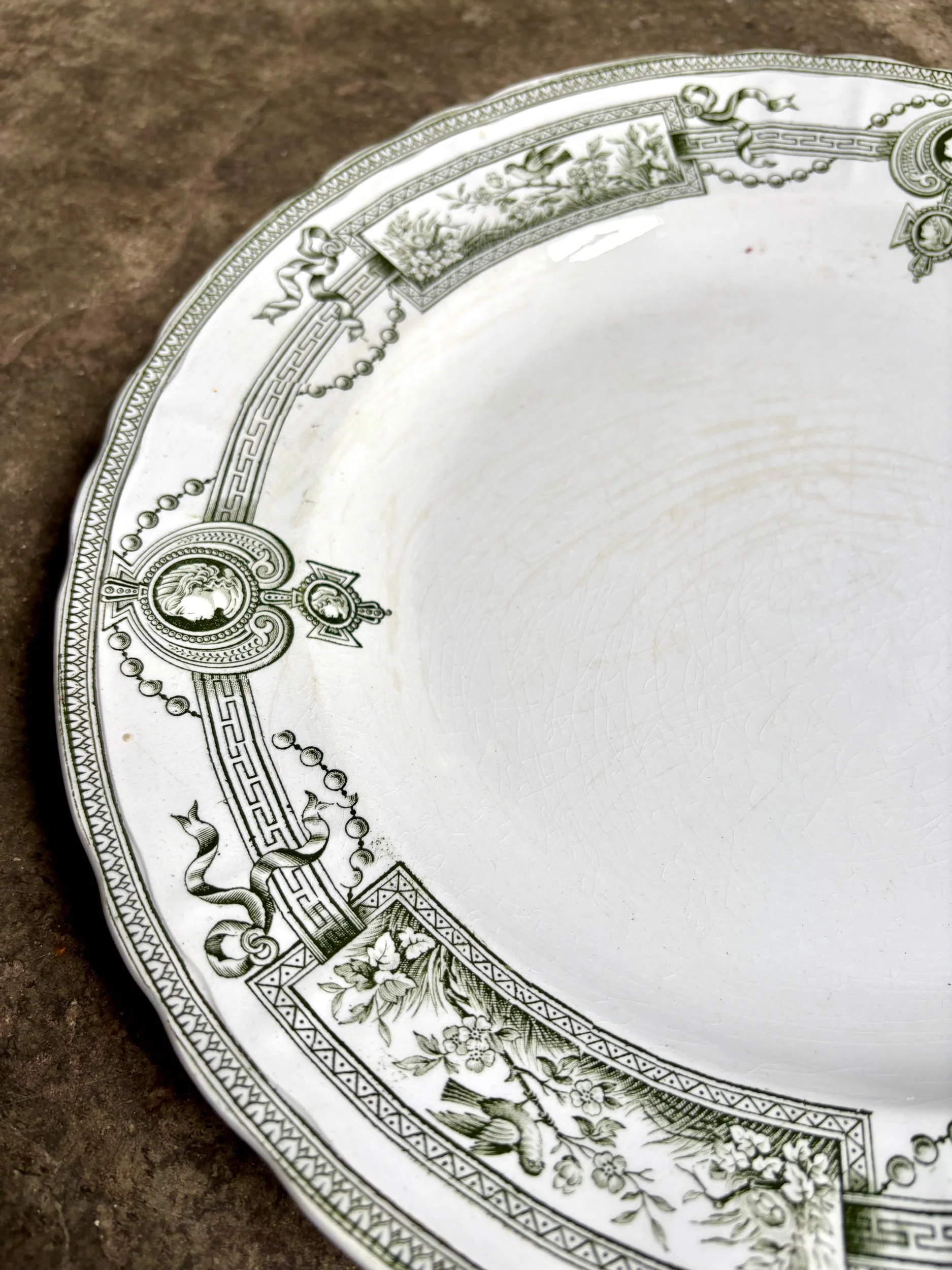 plat-rond-terre-de-fer-st-amand-hamage-medaillon-blanc-vert-vaisselle-vintage-axs-design-paris-france