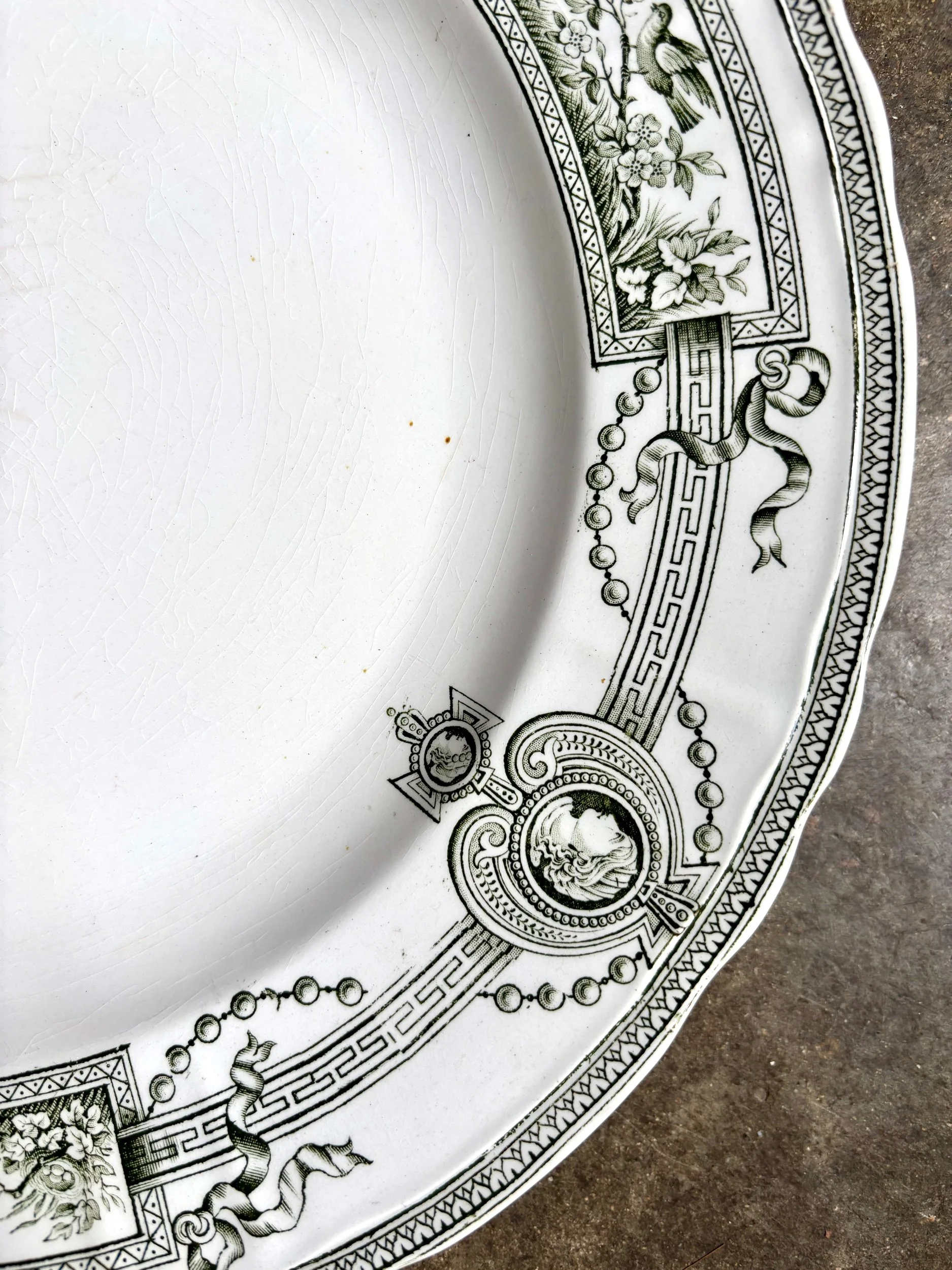 plat-rond-terre-de-fer-st-amand-hamage-medaillon-blanc-vert-vaisselle-vintage-axs-design-paris-france