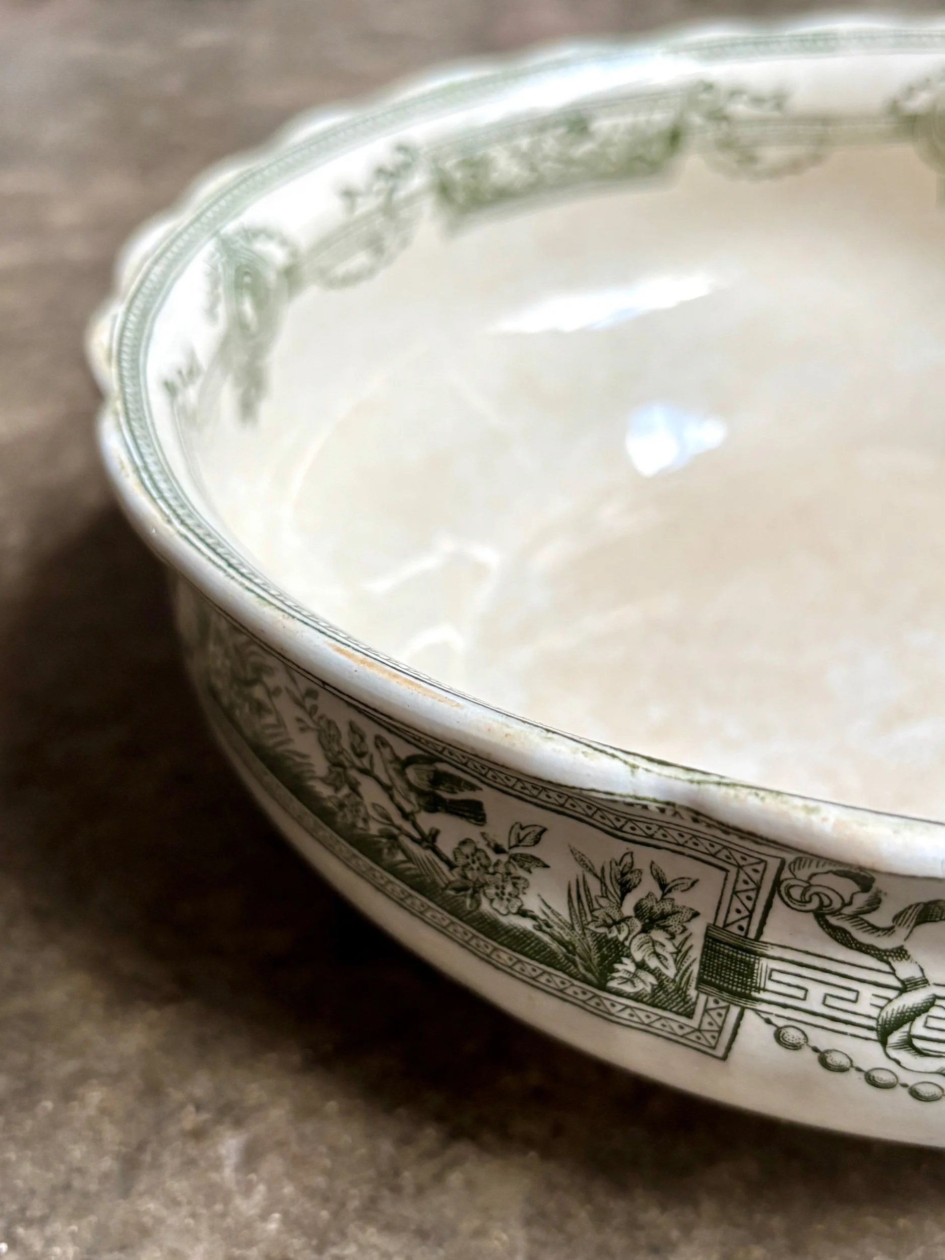 saladier-terre-de-fer-st-amand-hamage-medaillon-blanc-vert-vaisselle-vintage-axs-design-paris-france
