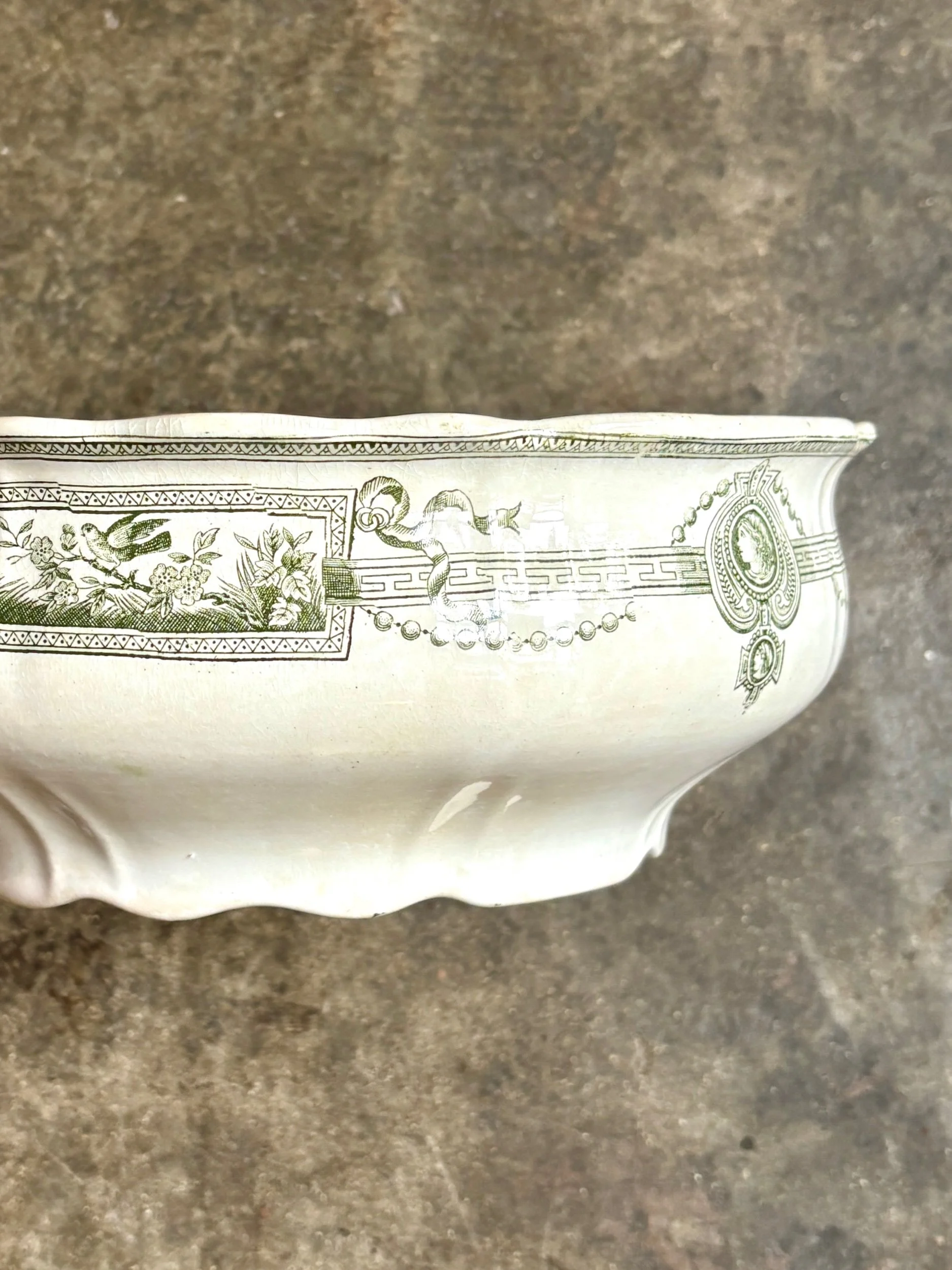 saladier-terre-de-fer-st-amand-hamage-medaillon-blanc-vert-vaisselle-vintage-axs-design-paris-france