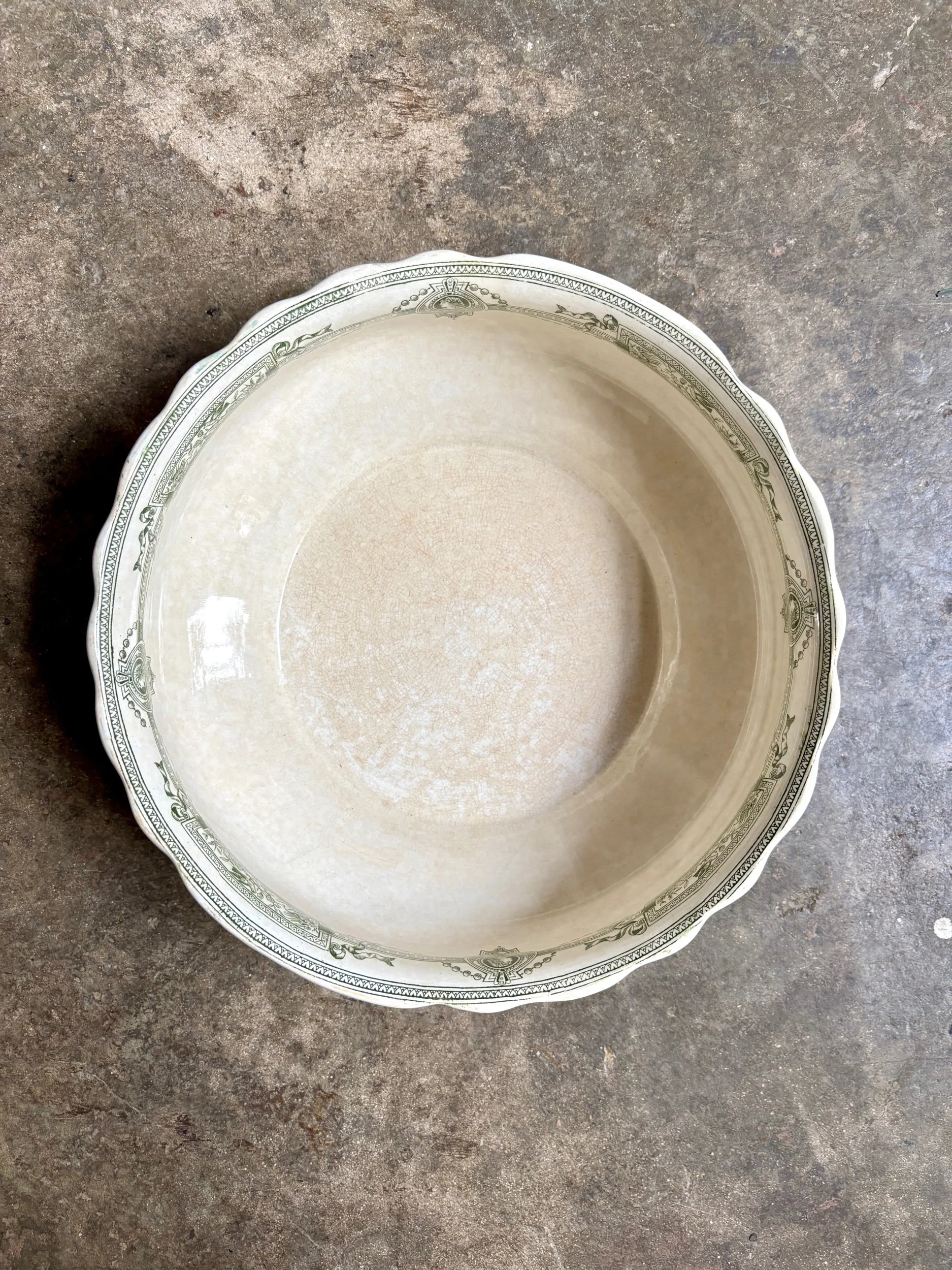 saladier-terre-de-fer-st-amand-hamage-medaillon-blanc-vert-vaisselle-vintage-axs-design-paris-france