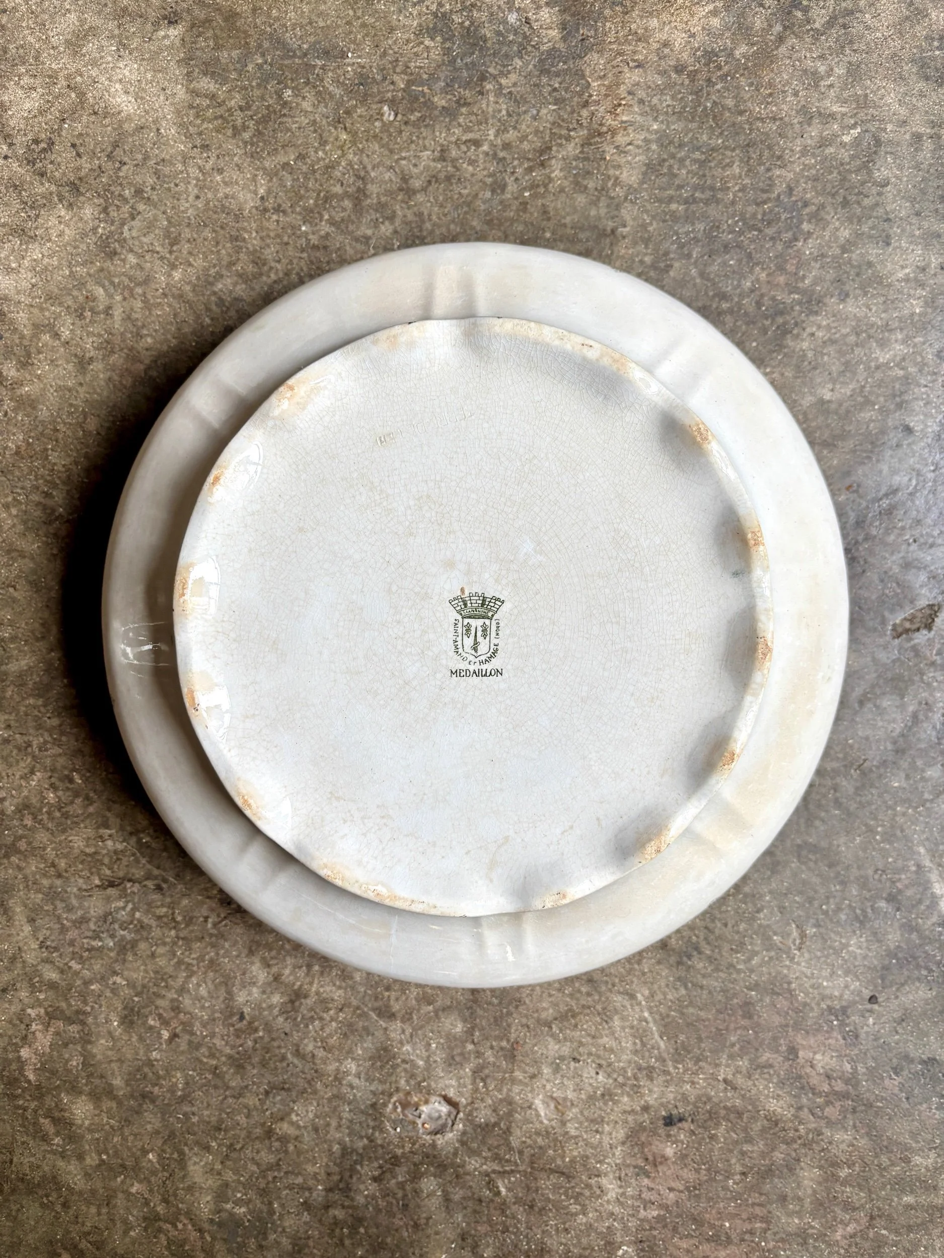saladier-terre-de-fer-st-amand-hamage-medaillon-blanc-vert-vaisselle-vintage-axs-design-paris-france