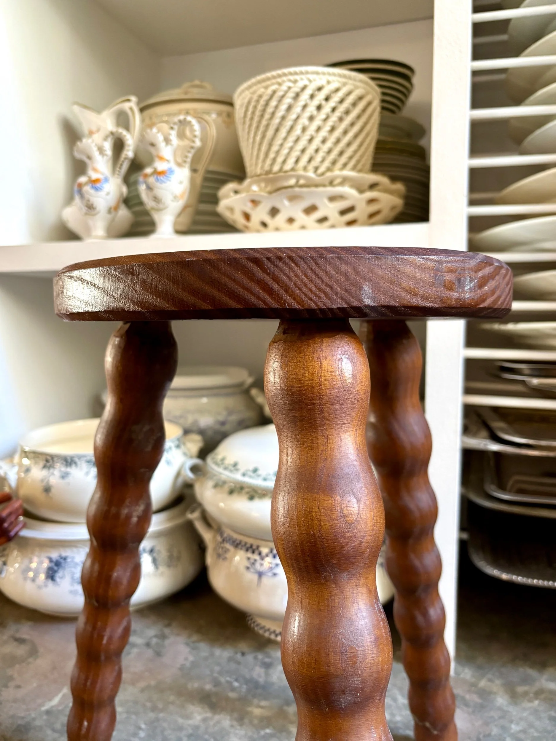 tabouret-tripode-bourelets-bois-assise-vintage-axs-design-paris-france