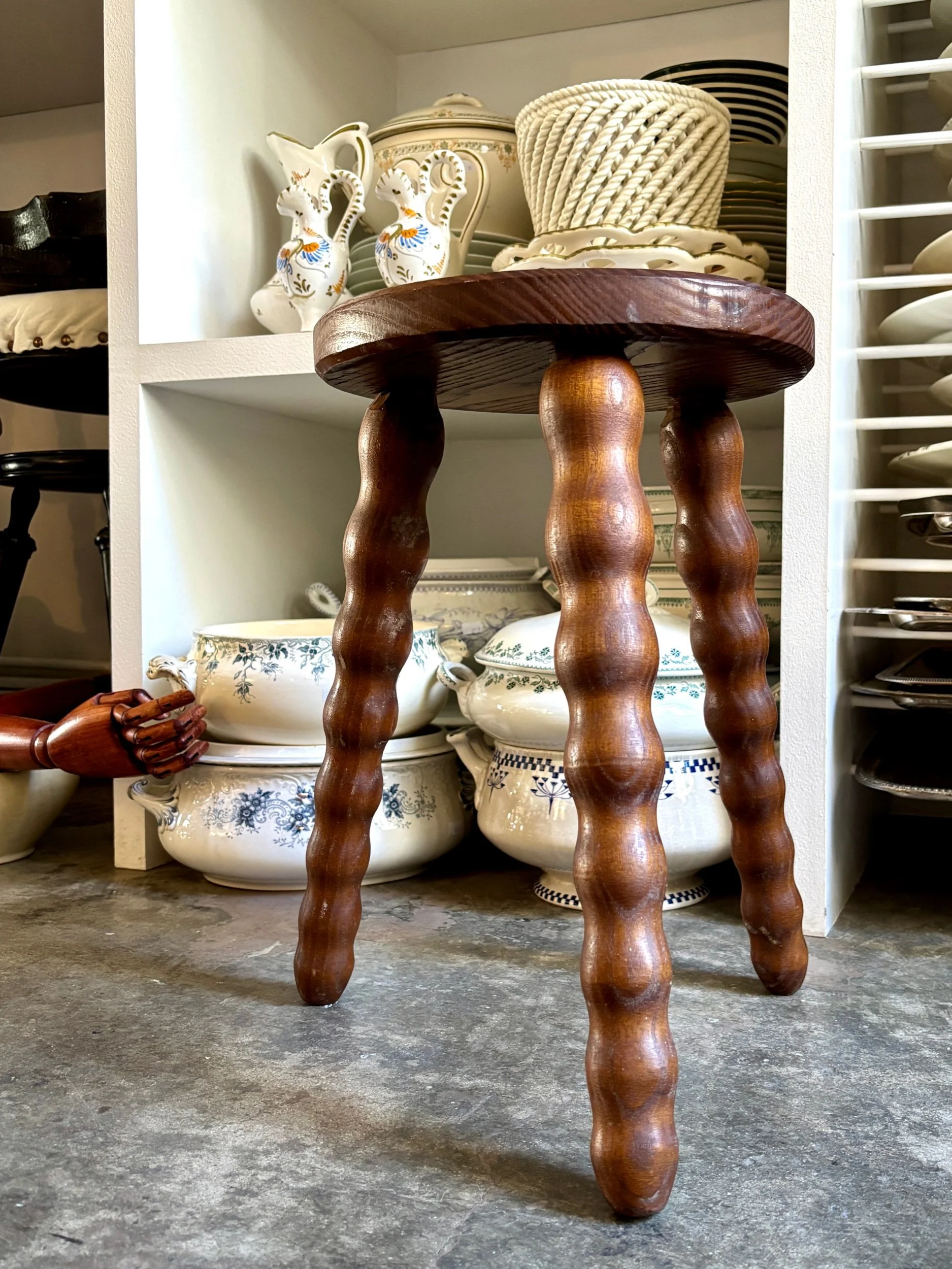 tabouret-tripode-bourelets-bois-assise-vintage-axs-design-paris-france