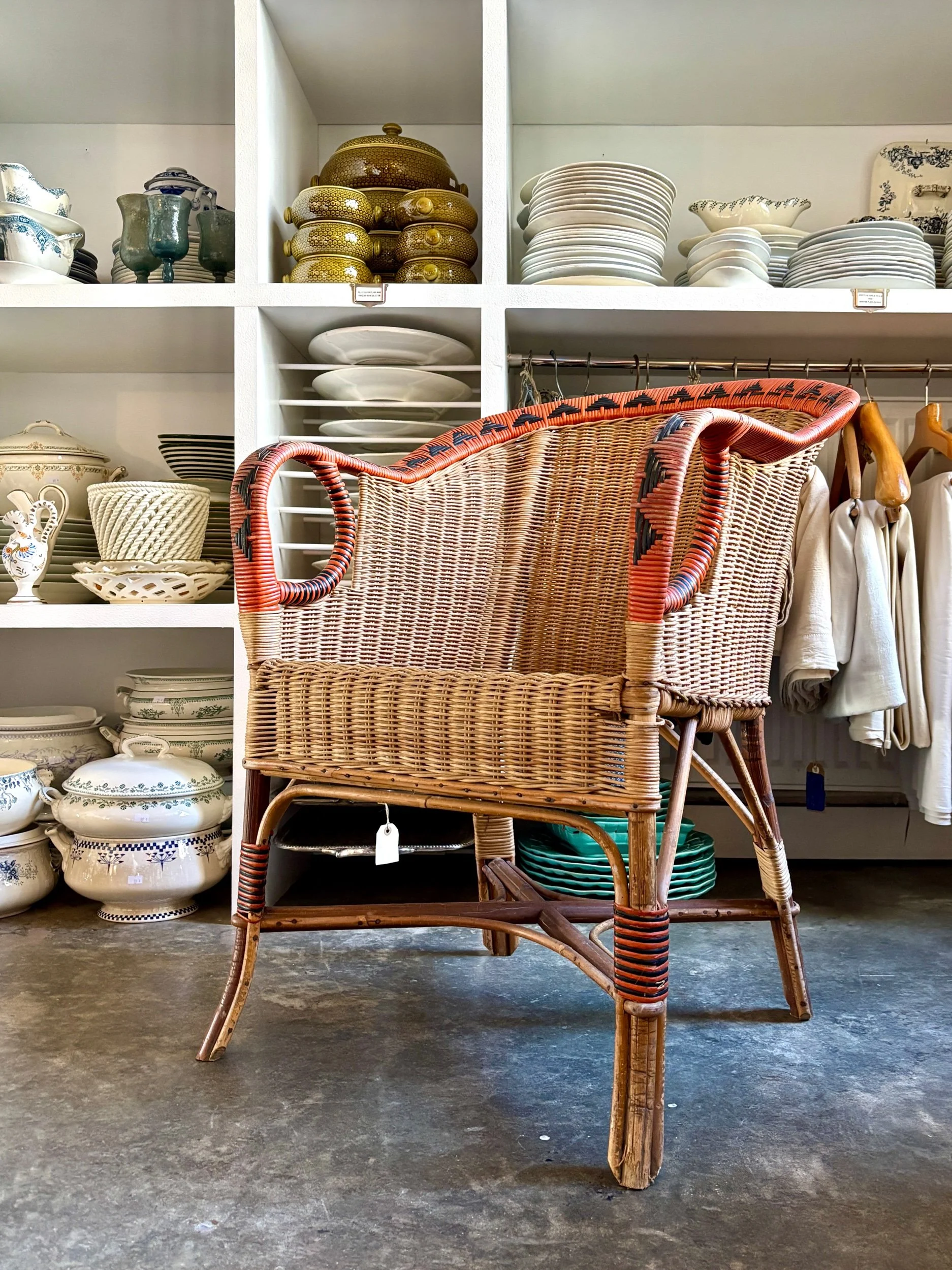 fauteuil-rotin-tresse-bois-clair-rouge-noir-jardin-hiver-assise-vintage-axs-design-paris-france