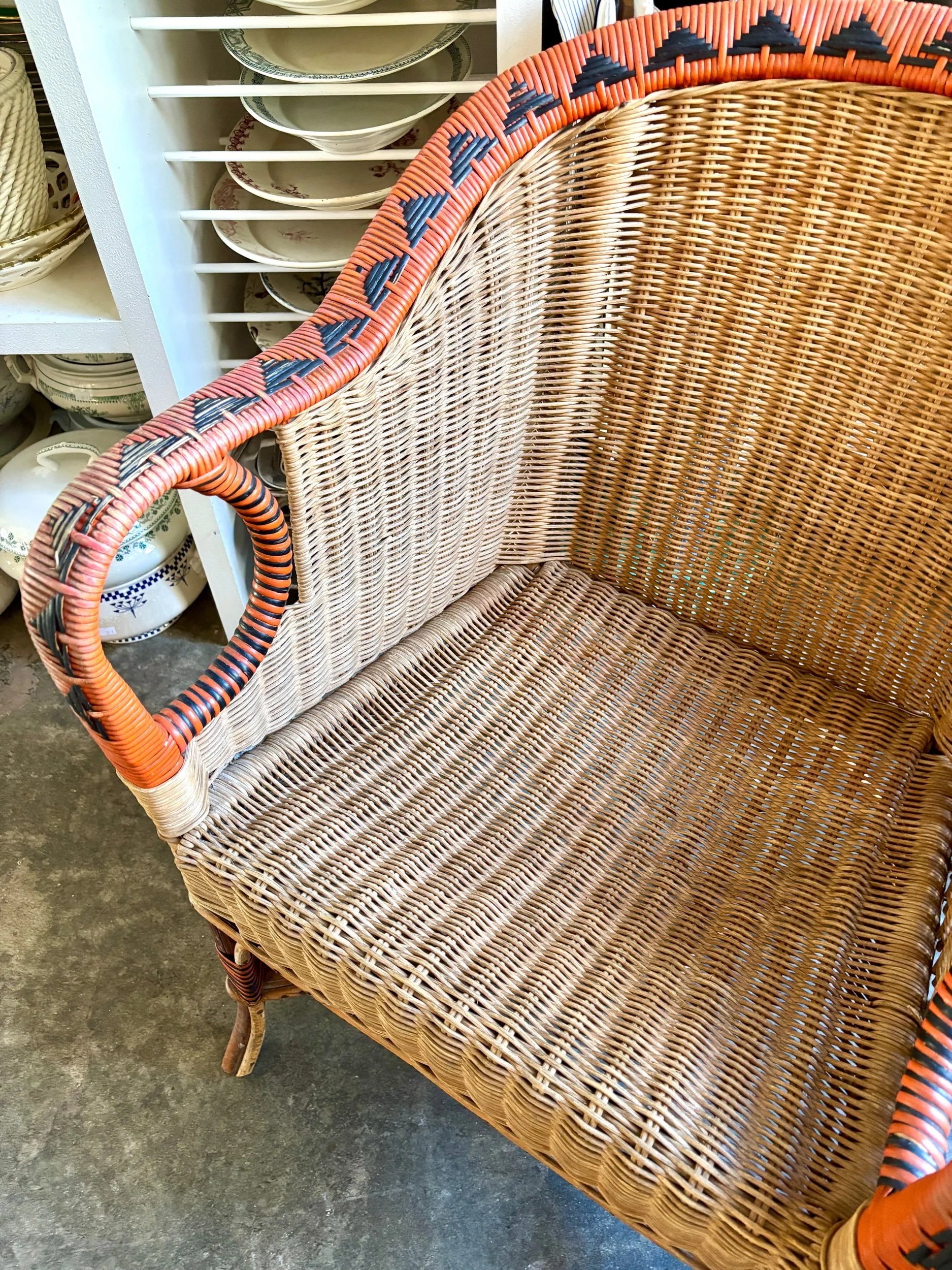 fauteuil-rotin-tresse-bois-clair-rouge-noir-jardin-hiver-assise-vintage-axs-design-paris-france