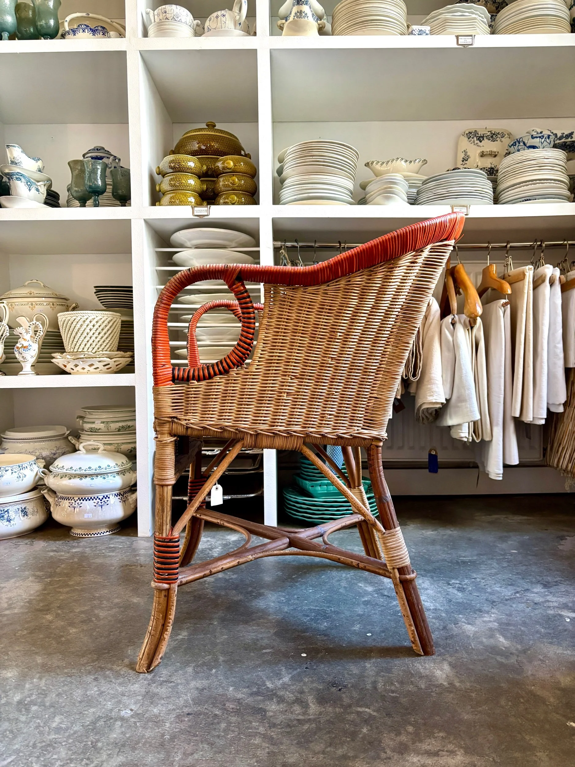 fauteuil-rotin-tresse-bois-clair-rouge-noir-jardin-hiver-assise-vintage-axs-design-paris-france