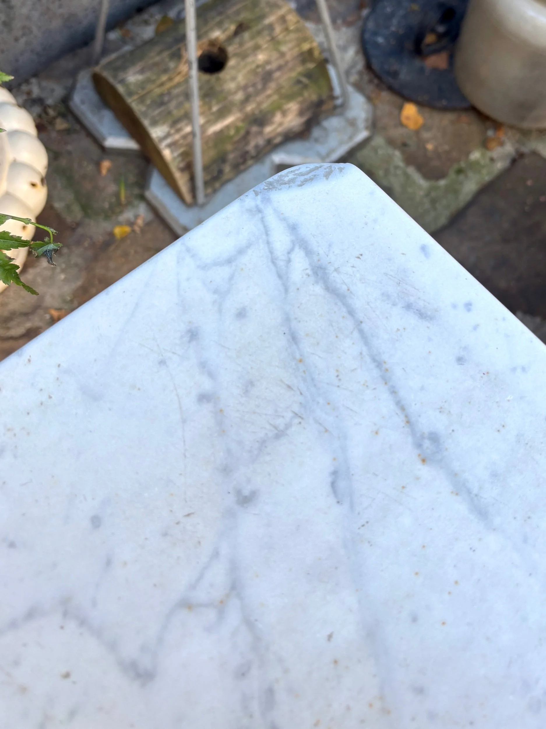 table-bistrot-marbre-gris-fonte-fer-vert-vintage-axs-design-paris-france