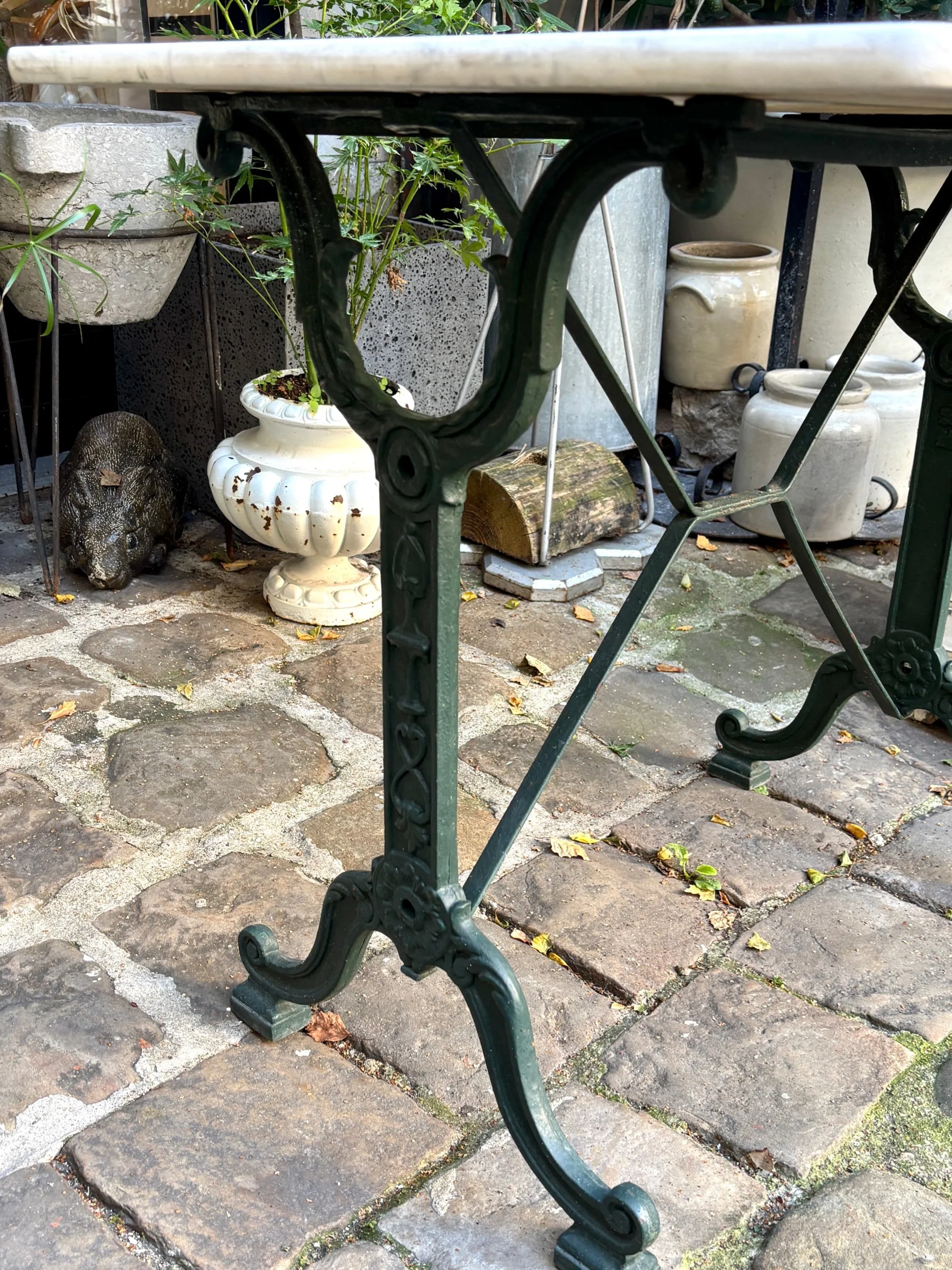 table-bistrot-marbre-gris-fonte-fer-vert-vintage-axs-design-paris-france