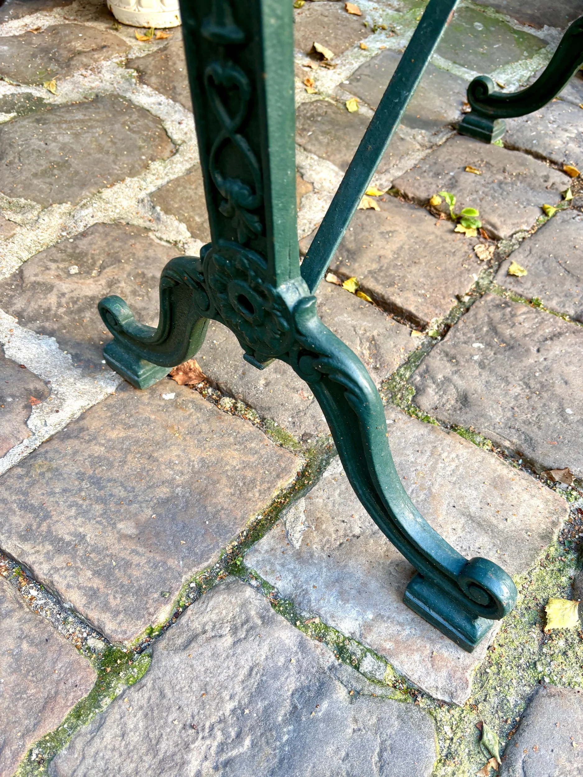 table-bistrot-marbre-gris-fonte-fer-vert-vintage-axs-design-paris-france