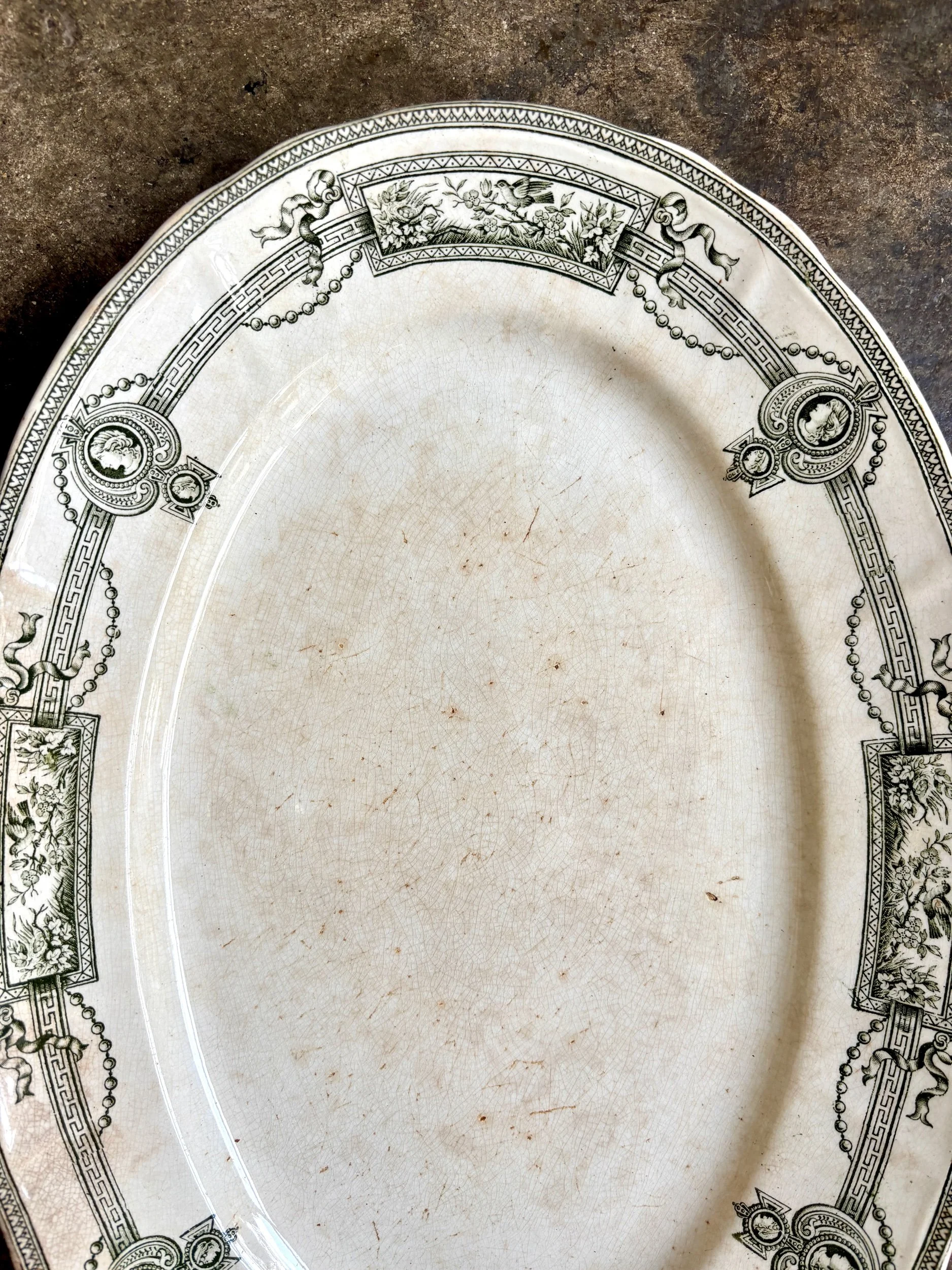 petit-plat-ovale-terre-de-fer-vert-medaillon-saint-amand-hamage-vaisselle-vintage-axs-design-paris-france