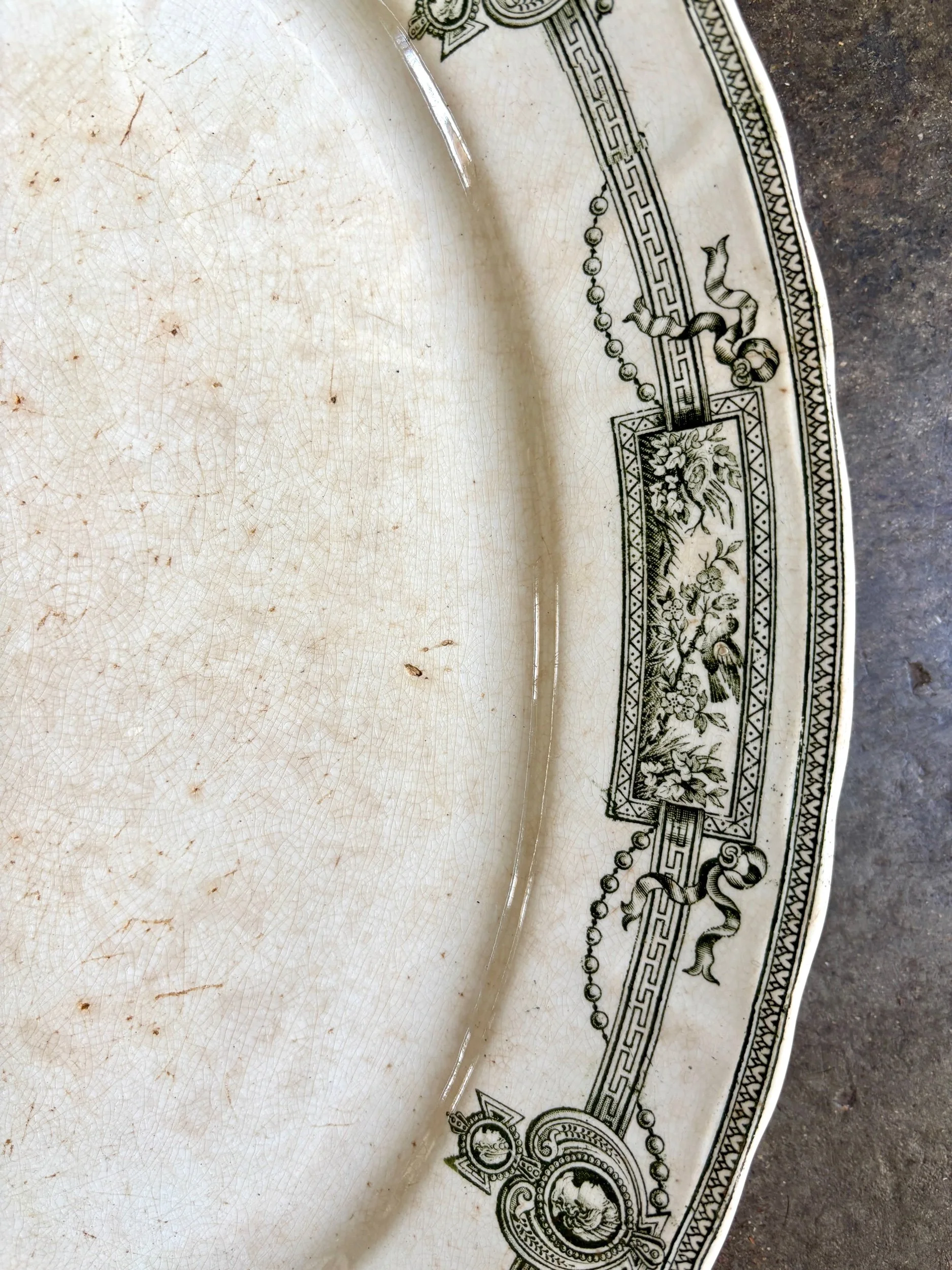 petit-plat-ovale-terre-de-fer-vert-medaillon-saint-amand-hamage-vaisselle-vintage-axs-design-paris-france