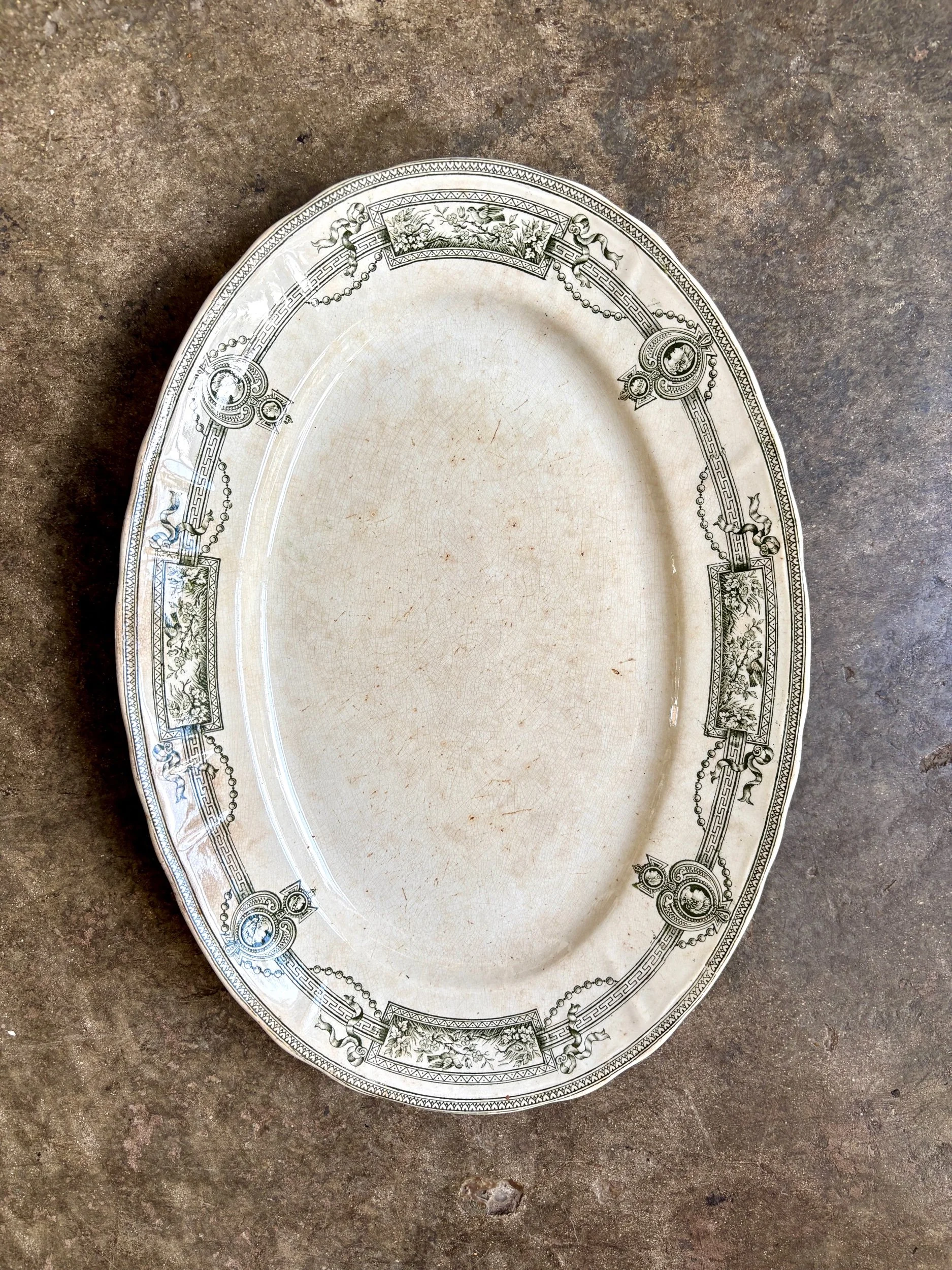 petit-plat-ovale-terre-de-fer-vert-medaillon-saint-amand-hamage-vaisselle-vintage-axs-design-paris-france