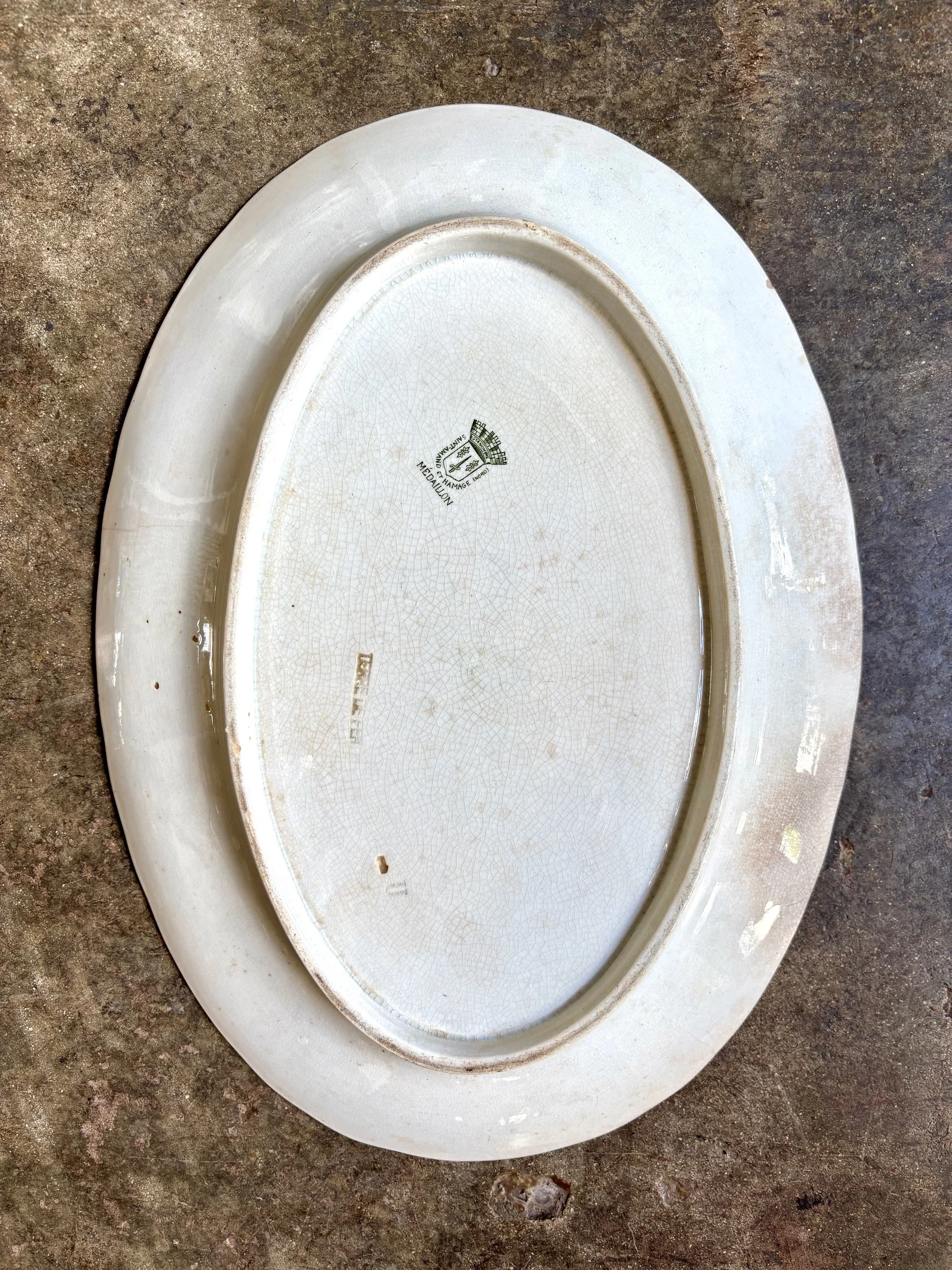 petit-plat-ovale-terre-de-fer-vert-medaillon-saint-amand-hamage-vaisselle-vintage-axs-design-paris-france