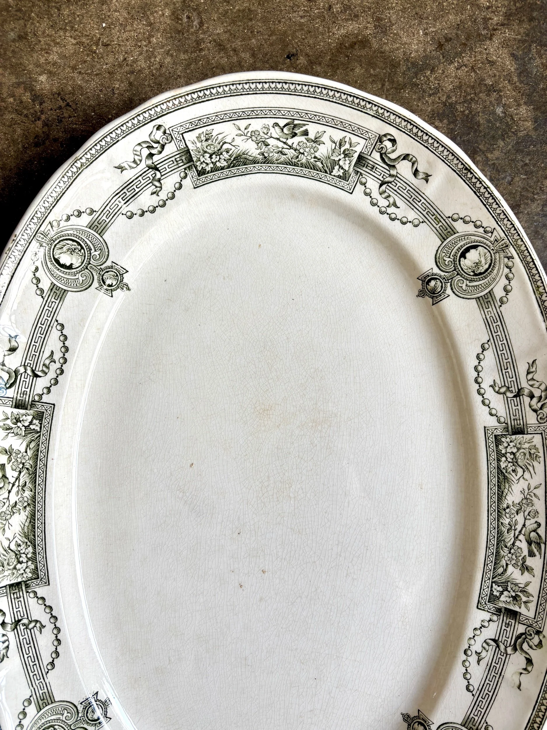 plat-ovale-entremet-terre-de-fer-st-amand-hamage-medaillon-blanc-vert-vaisselle-vintage-axs-design-paris-france