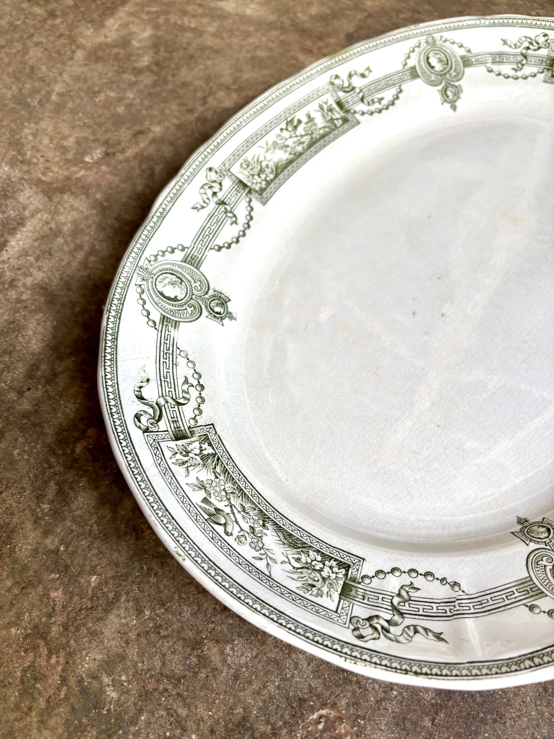 plat-ovale-entremet-terre-de-fer-st-amand-hamage-medaillon-blanc-vert-vaisselle-vintage-axs-design-paris-france