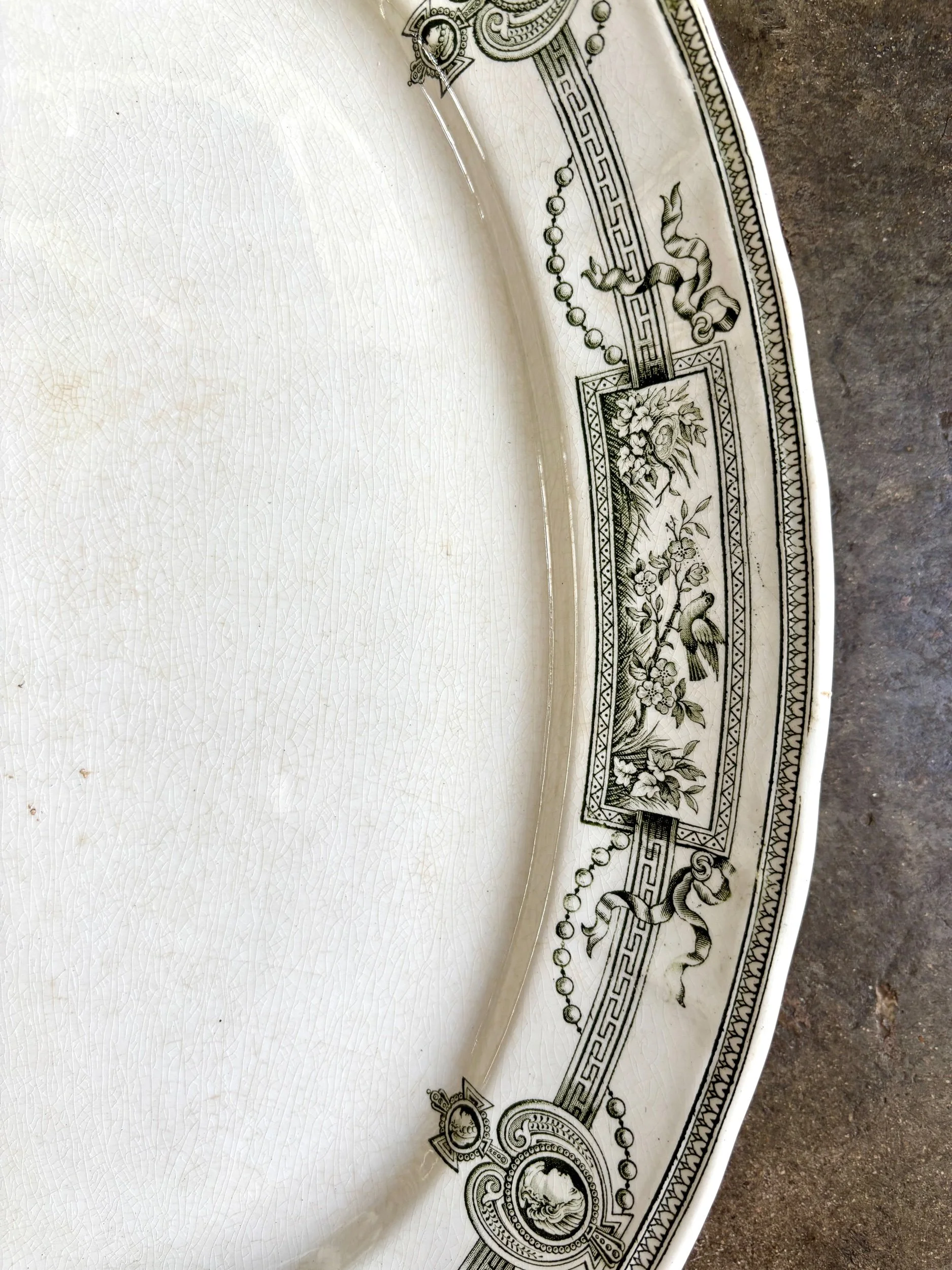 plat-ovale-entremet-terre-de-fer-st-amand-hamage-medaillon-blanc-vert-vaisselle-vintage-axs-design-paris-france
