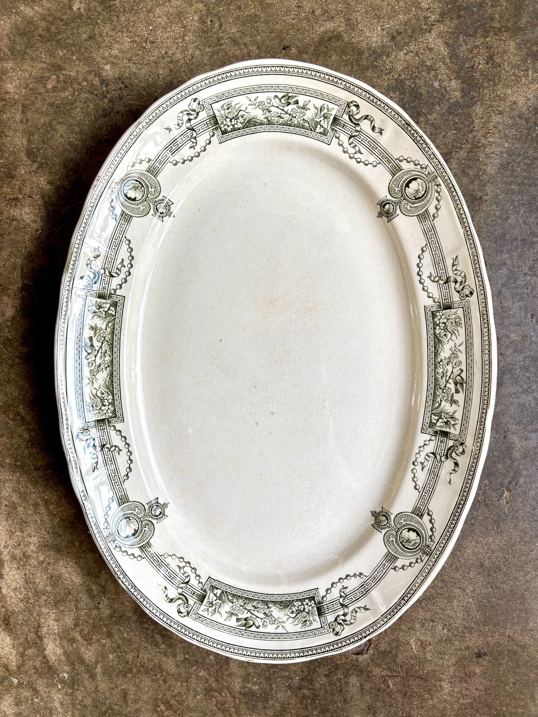 plat-ovale-entremet-terre-de-fer-st-amand-hamage-medaillon-blanc-vert-vaisselle-vintage-axs-design-paris-france
