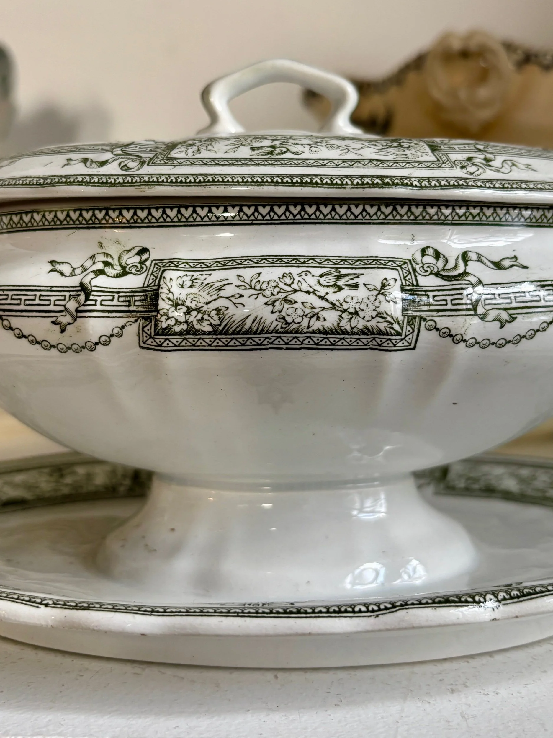 sauciere-couvercle-terre-de-fer-st-amand-hamage-medaillon-blanc-vert-vaisselle-vintage-axs-design-paris-france