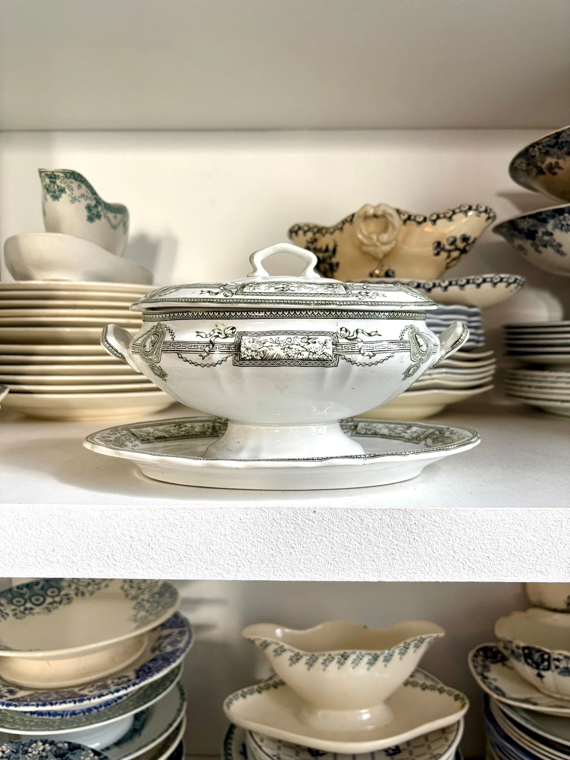 sauciere-couvercle-terre-de-fer-st-amand-hamage-medaillon-blanc-vert-vaisselle-vintage-axs-design-paris-france