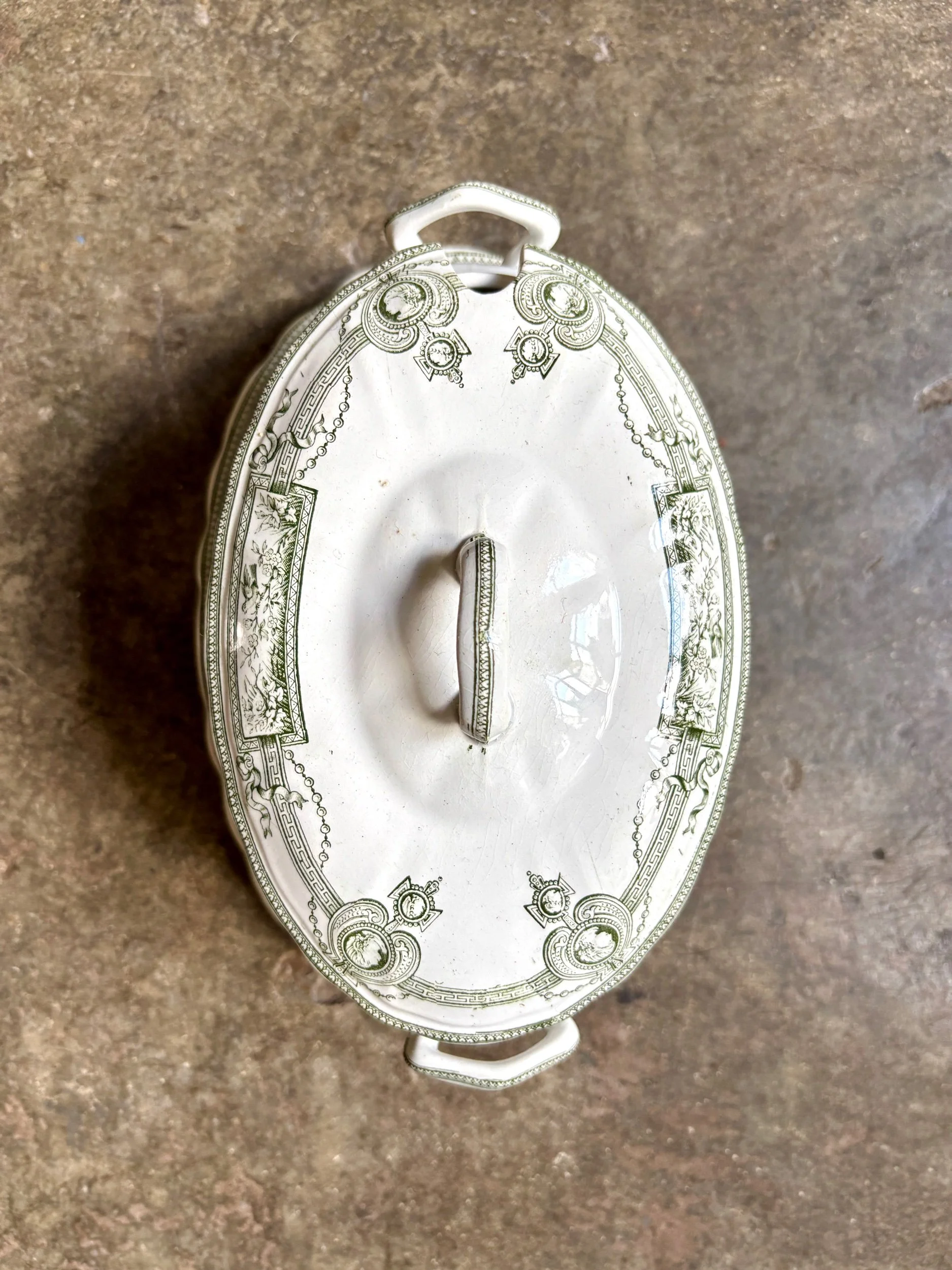 sauciere-couvercle-terre-de-fer-st-amand-hamage-medaillon-blanc-vert-vaisselle-vintage-axs-design-paris-france