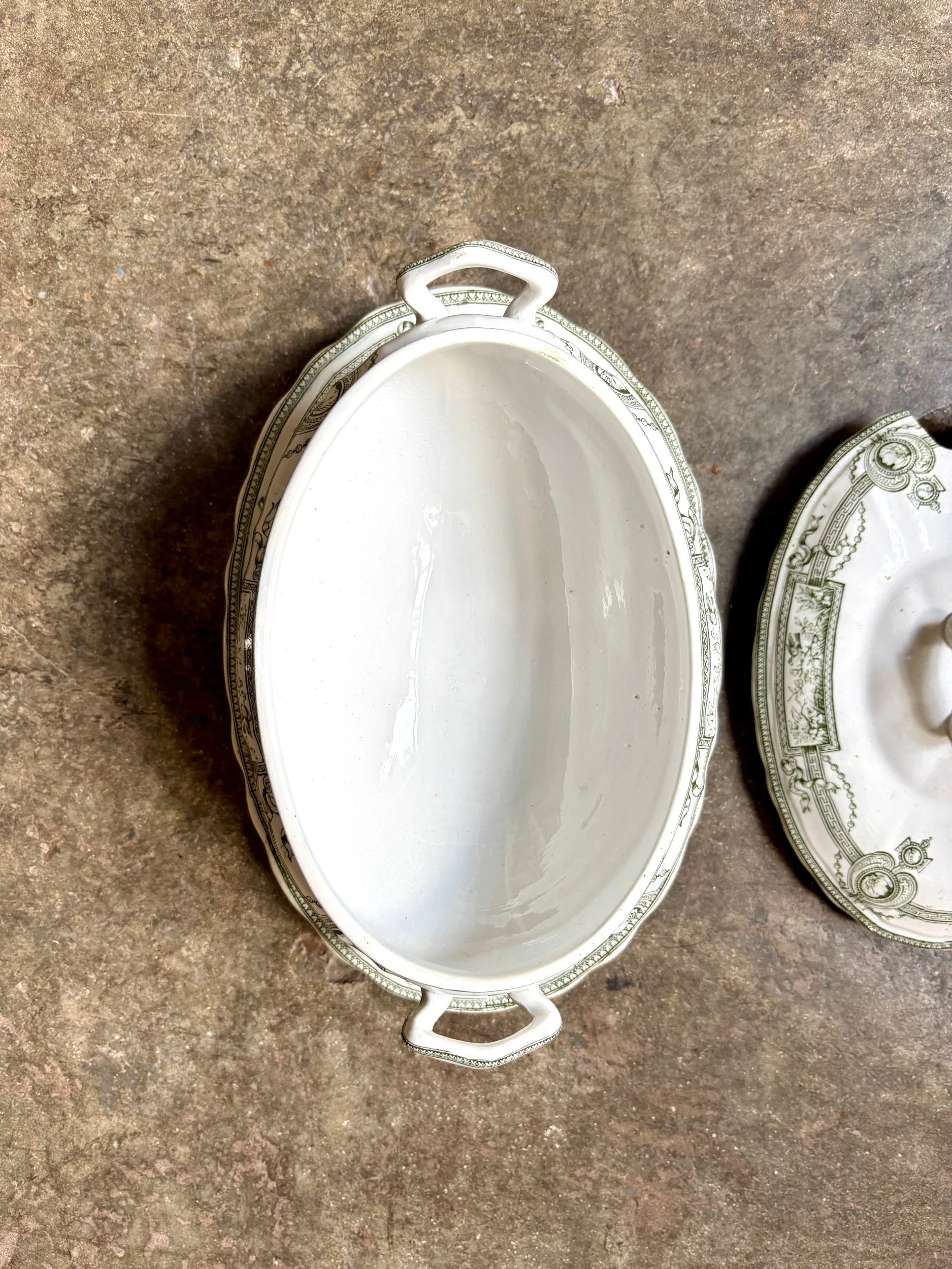 sauciere-couvercle-terre-de-fer-st-amand-hamage-medaillon-blanc-vert-vaisselle-vintage-axs-design-paris-france