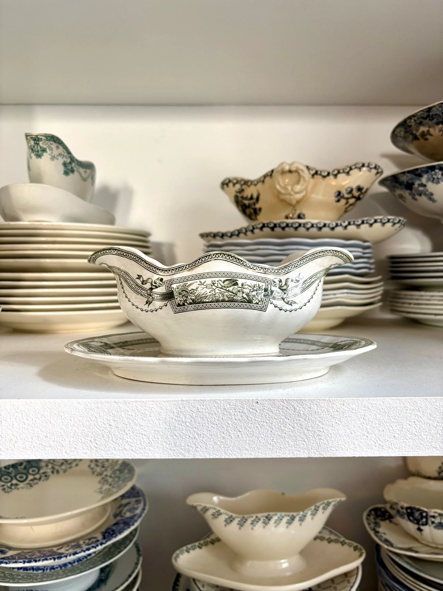 sauciere-terre-de-fer-st-amand-hamage-medaillon-blanc-vert-vaisselle-vintage-axs-design-paris-france