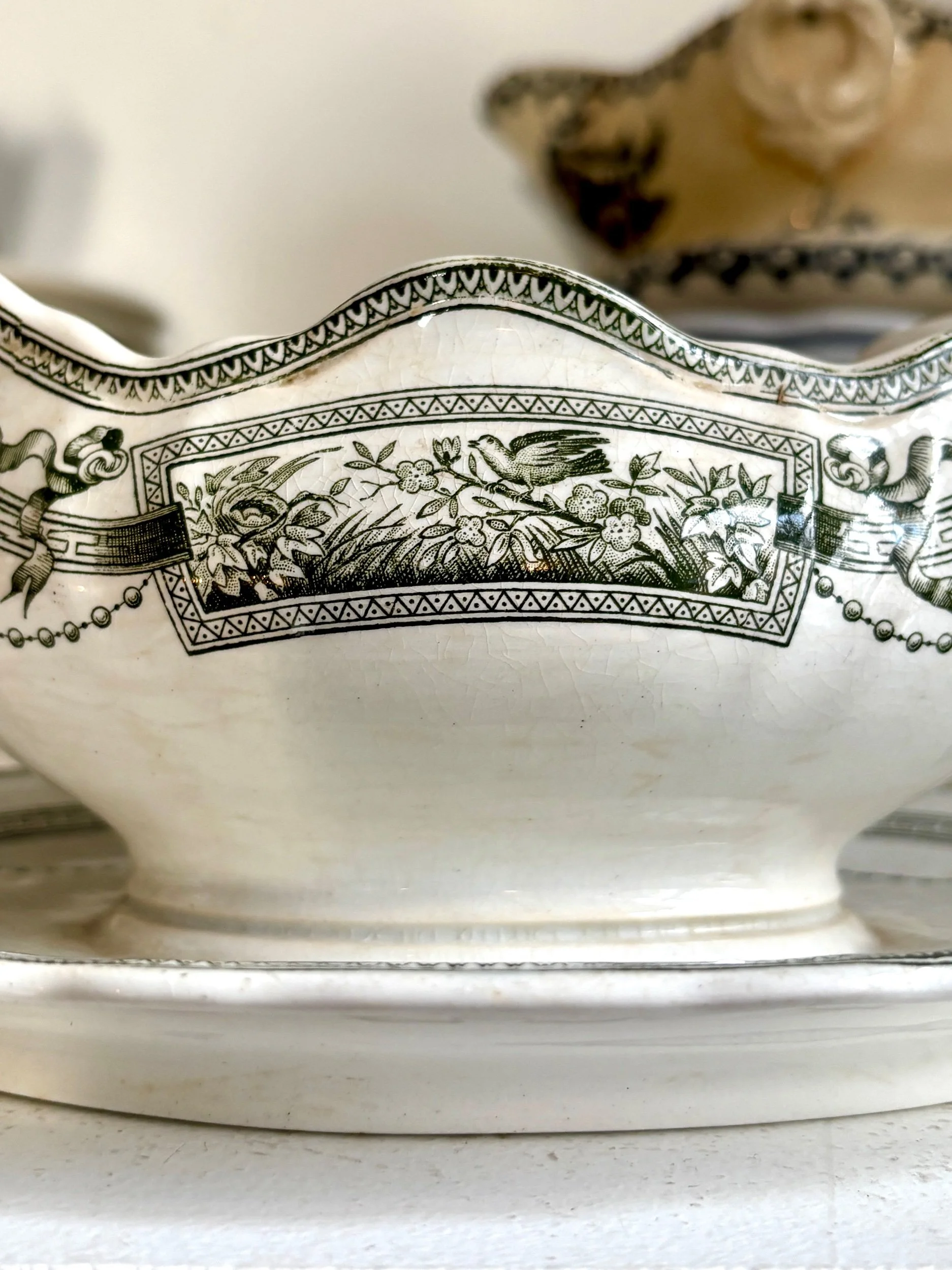 sauciere-terre-de-fer-st-amand-hamage-medaillon-blanc-vert-vaisselle-vintage-axs-design-paris-france