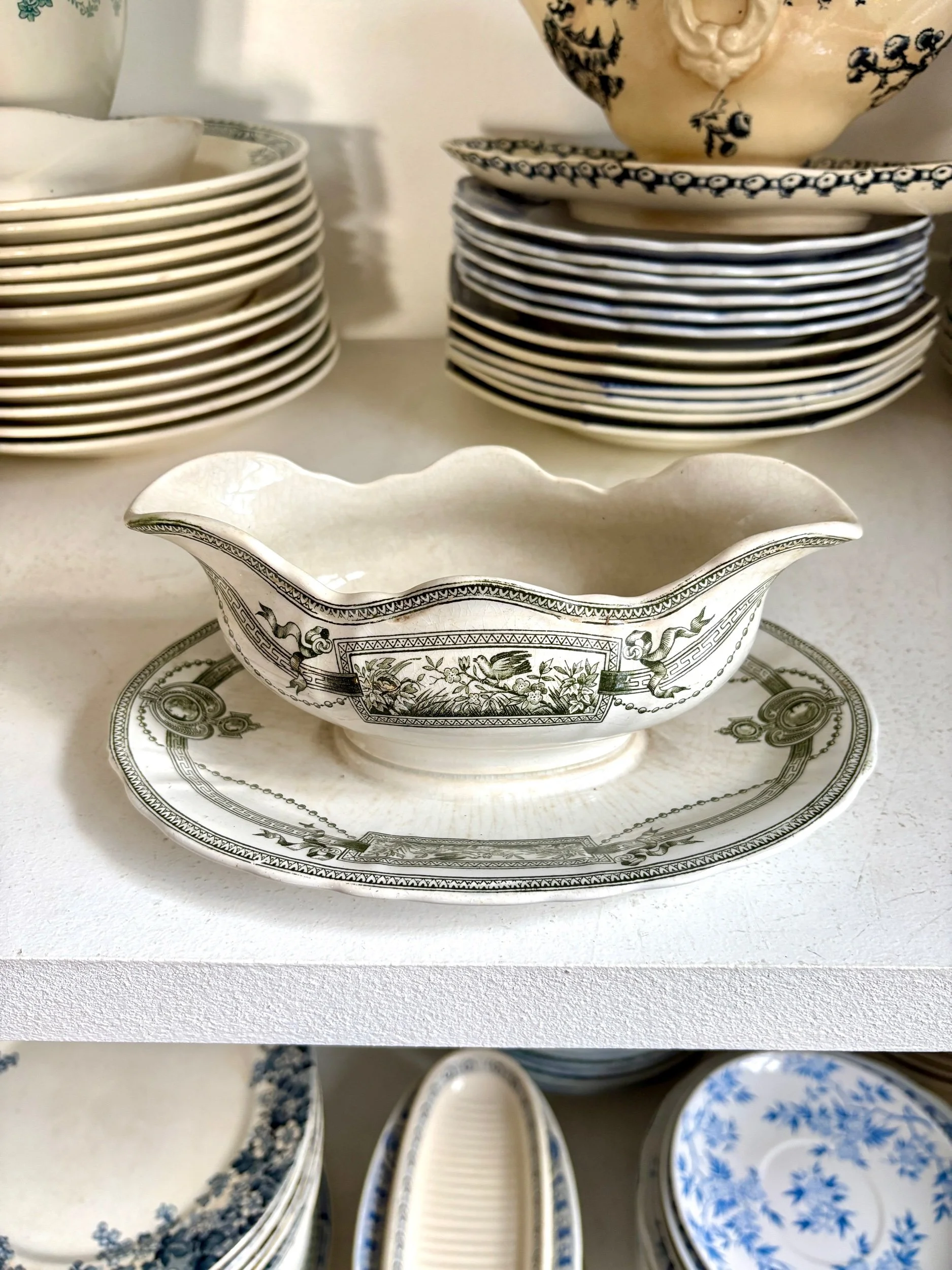 sauciere-terre-de-fer-st-amand-hamage-medaillon-blanc-vert-vaisselle-vintage-axs-design-paris-france