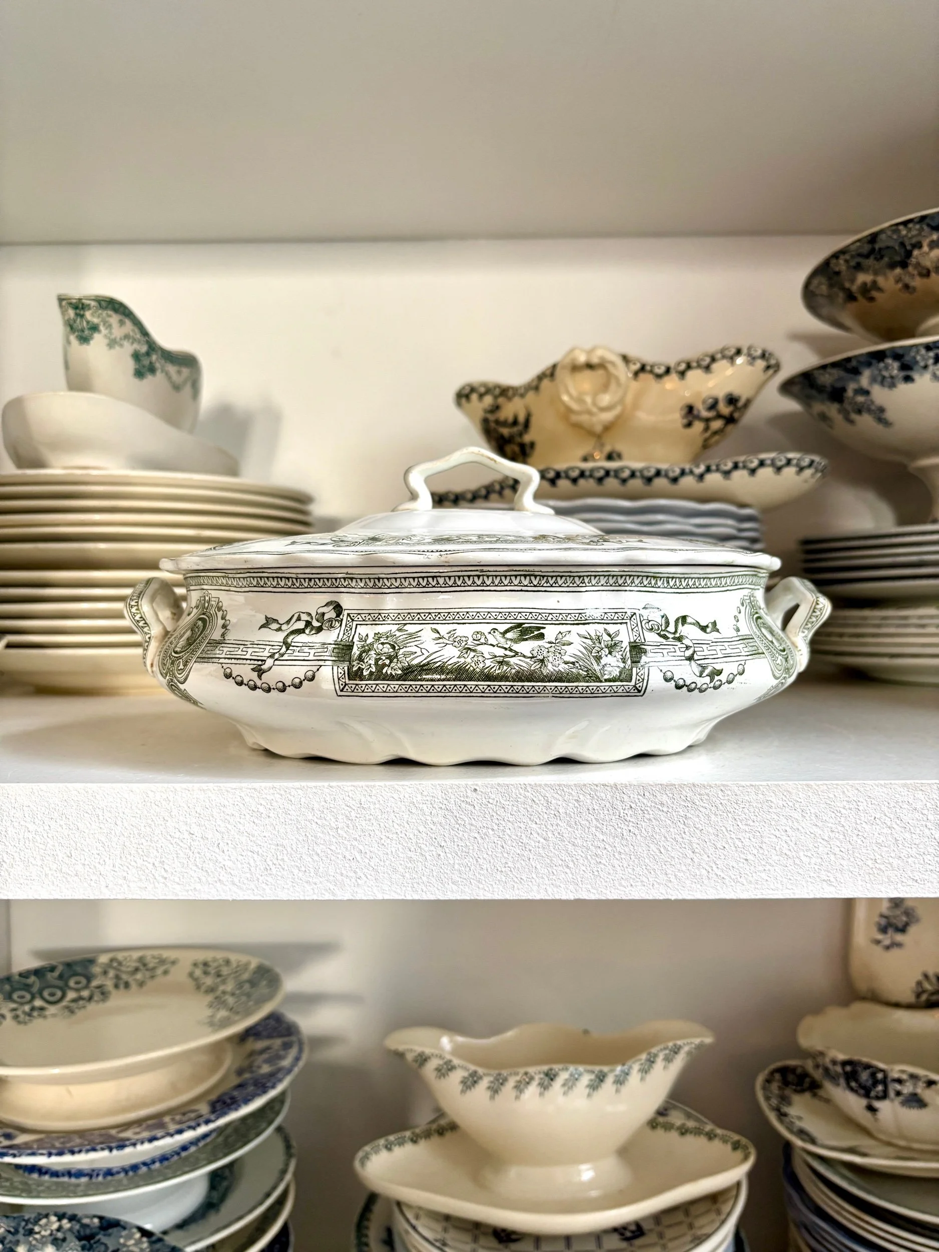 petite-soupiere-terre-de-fer-st-amand-hamage-medaillon-blanc-vert-vaisselle-vintage-axs-design-paris-france