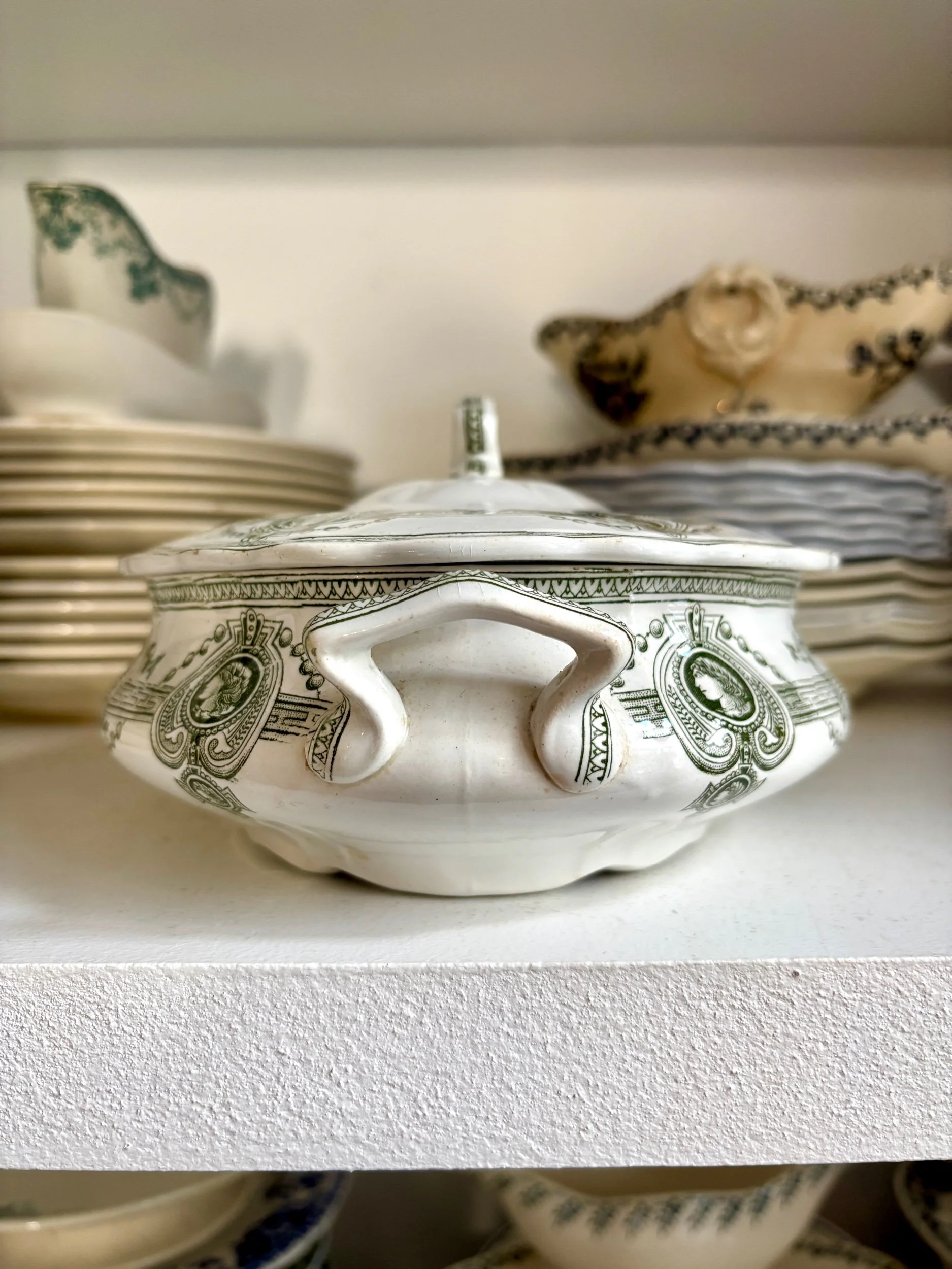 petite-soupiere-terre-de-fer-st-amand-hamage-medaillon-blanc-vert-vaisselle-vintage-axs-design-paris-france