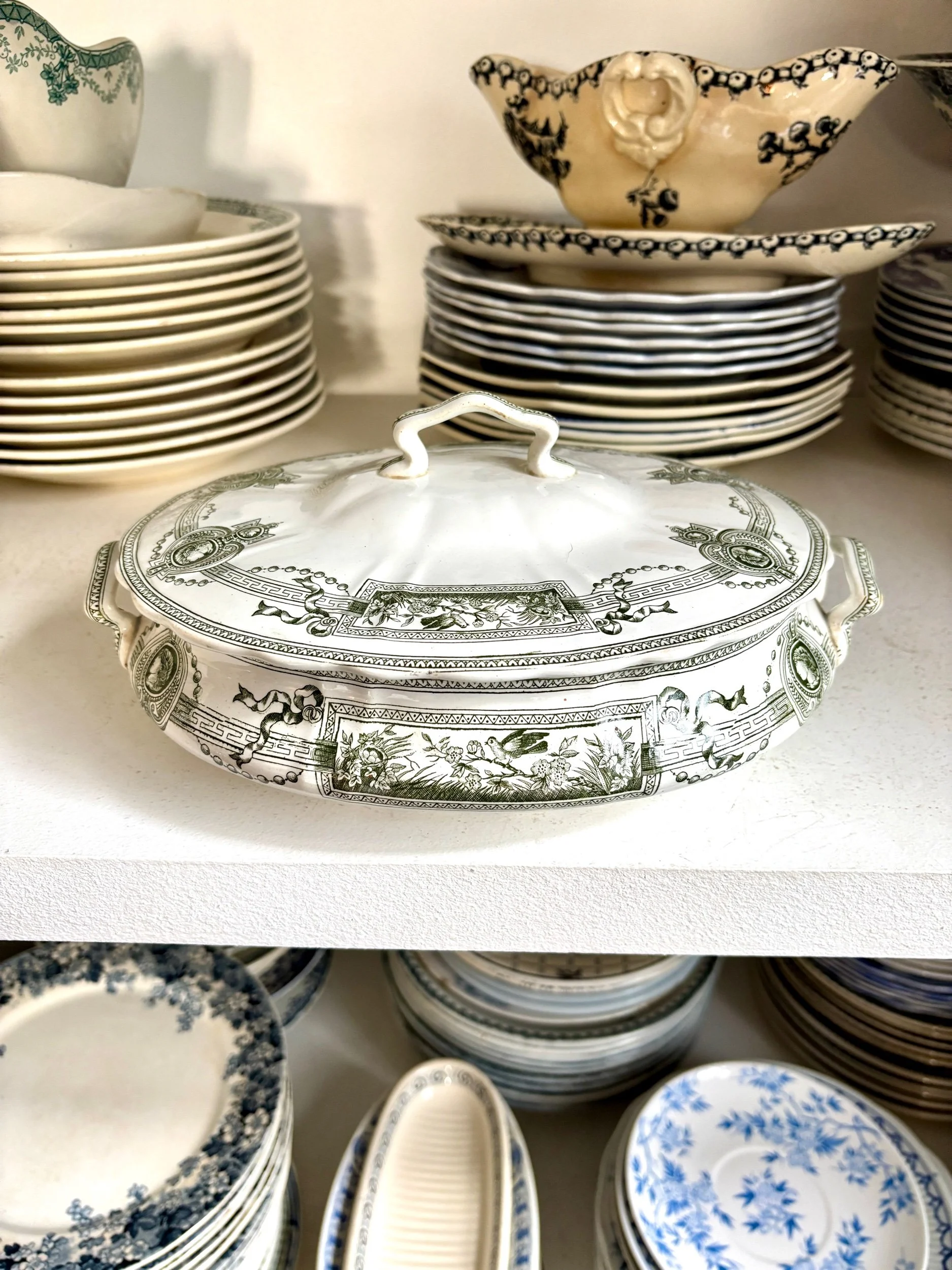 petite-soupiere-terre-de-fer-st-amand-hamage-medaillon-blanc-vert-vaisselle-vintage-axs-design-paris-france