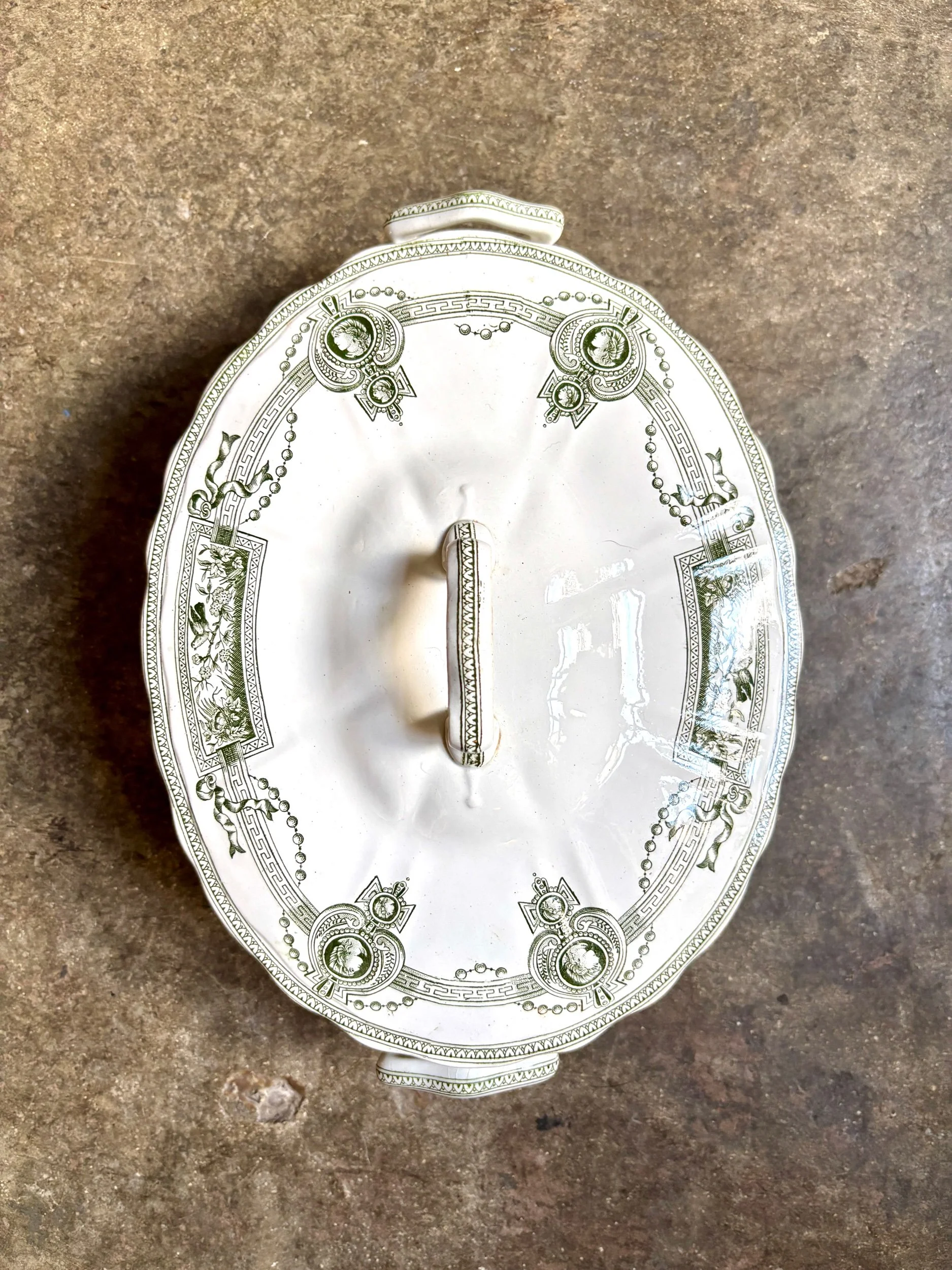 petite-soupiere-terre-de-fer-st-amand-hamage-medaillon-blanc-vert-vaisselle-vintage-axs-design-paris-france