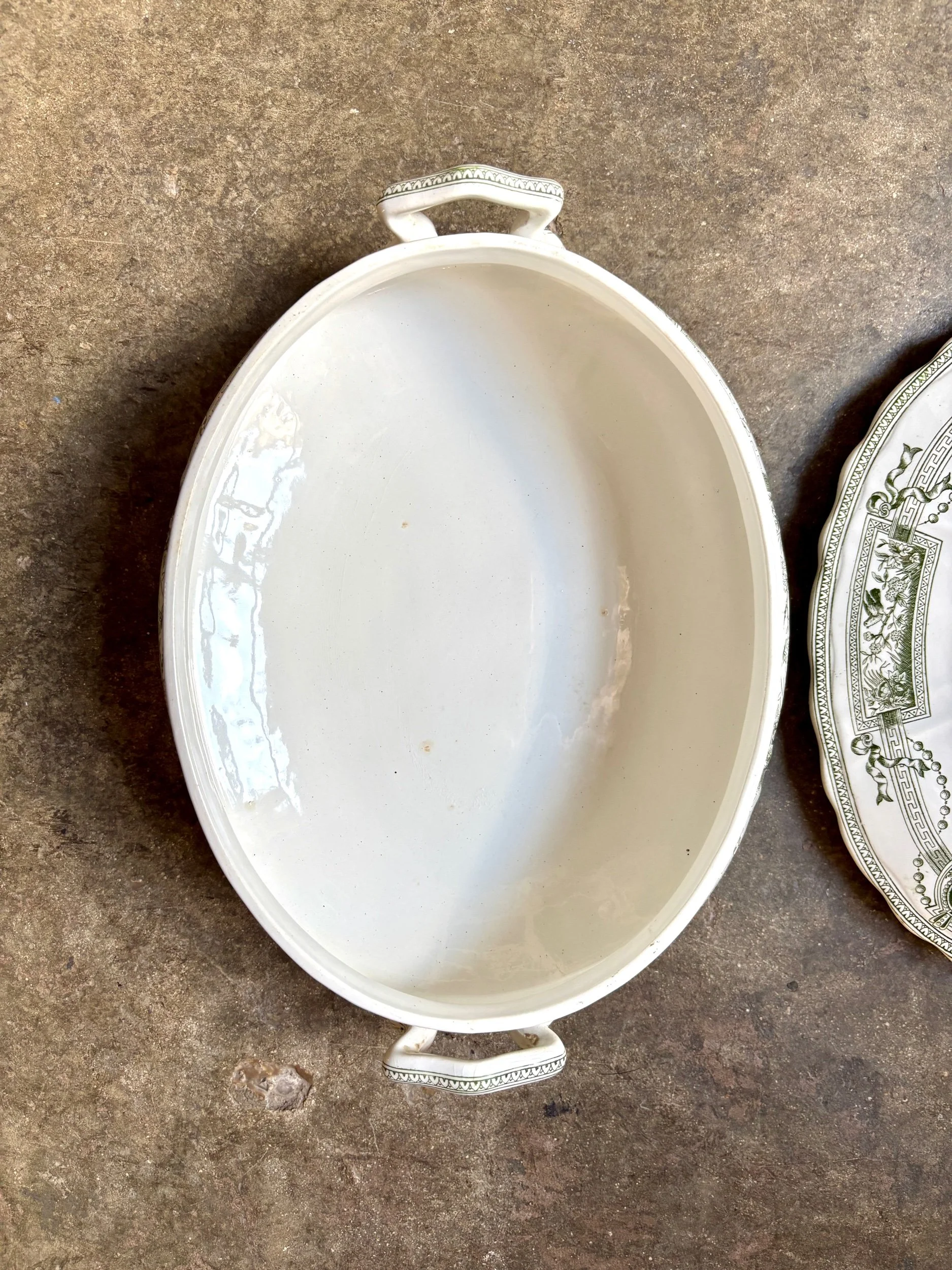petite-soupiere-terre-de-fer-st-amand-hamage-medaillon-blanc-vert-vaisselle-vintage-axs-design-paris-france