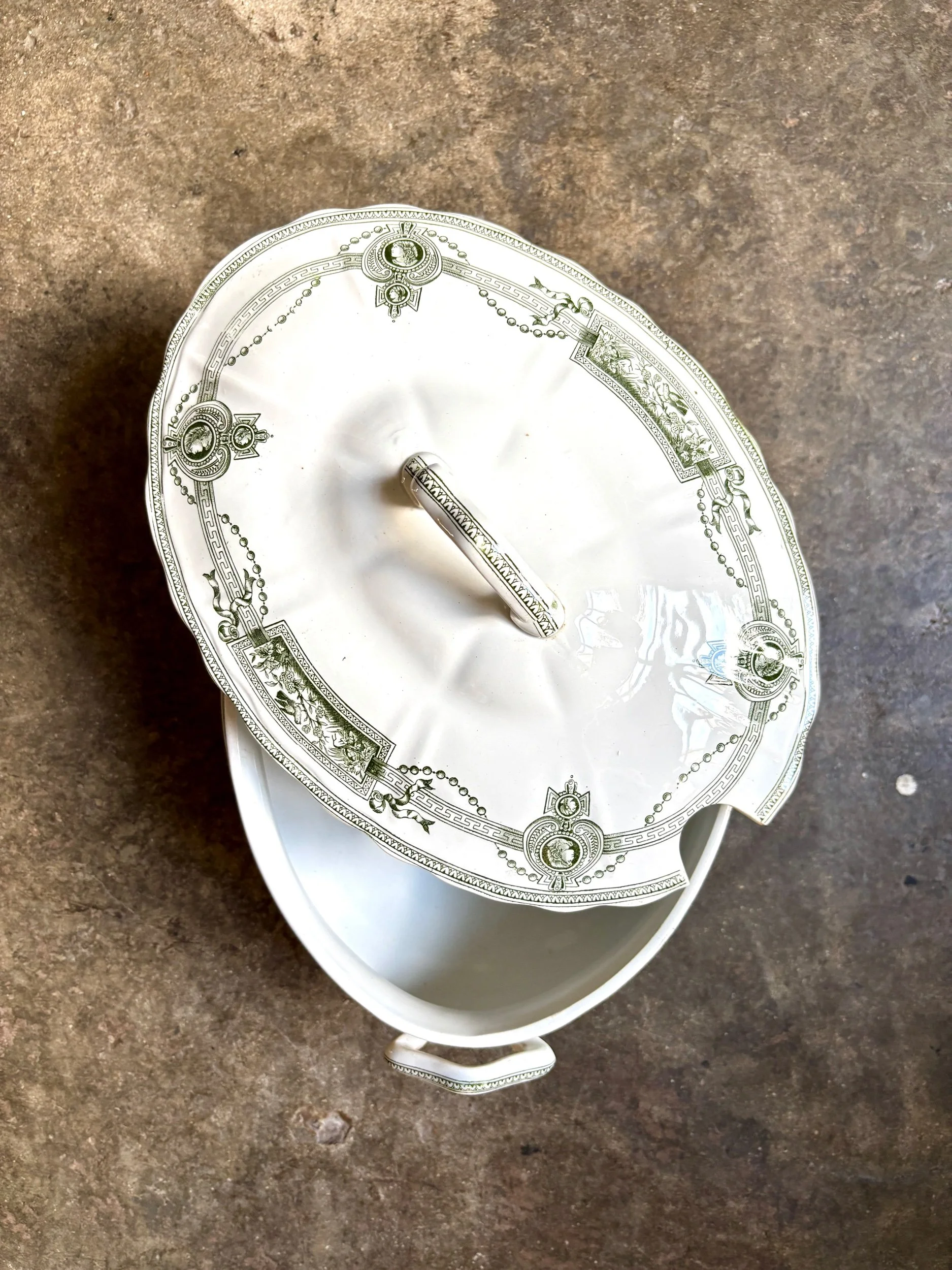grande-soupiere-terre-de-fer-st-amand-hamage-medaillon-blanc-vert-vaisselle-vintage-axs-design-paris-france