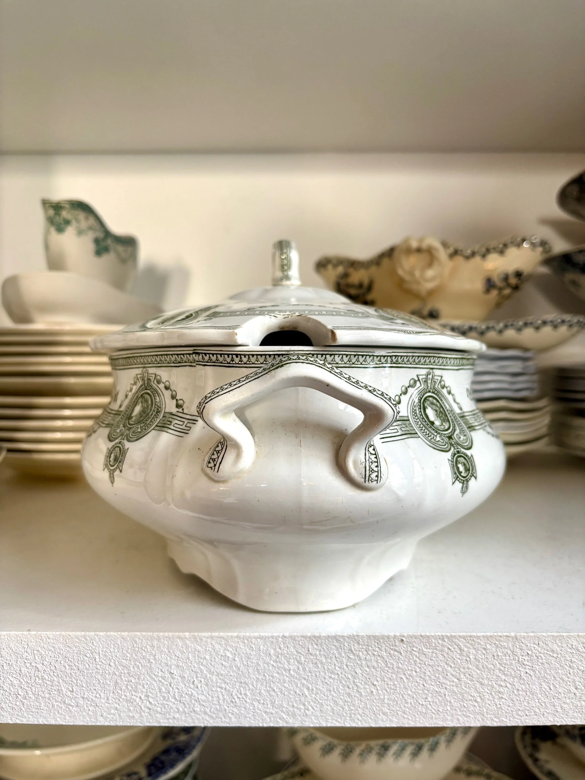 grande-soupiere-terre-de-fer-st-amand-hamage-medaillon-blanc-vert-vaisselle-vintage-axs-design-paris-france