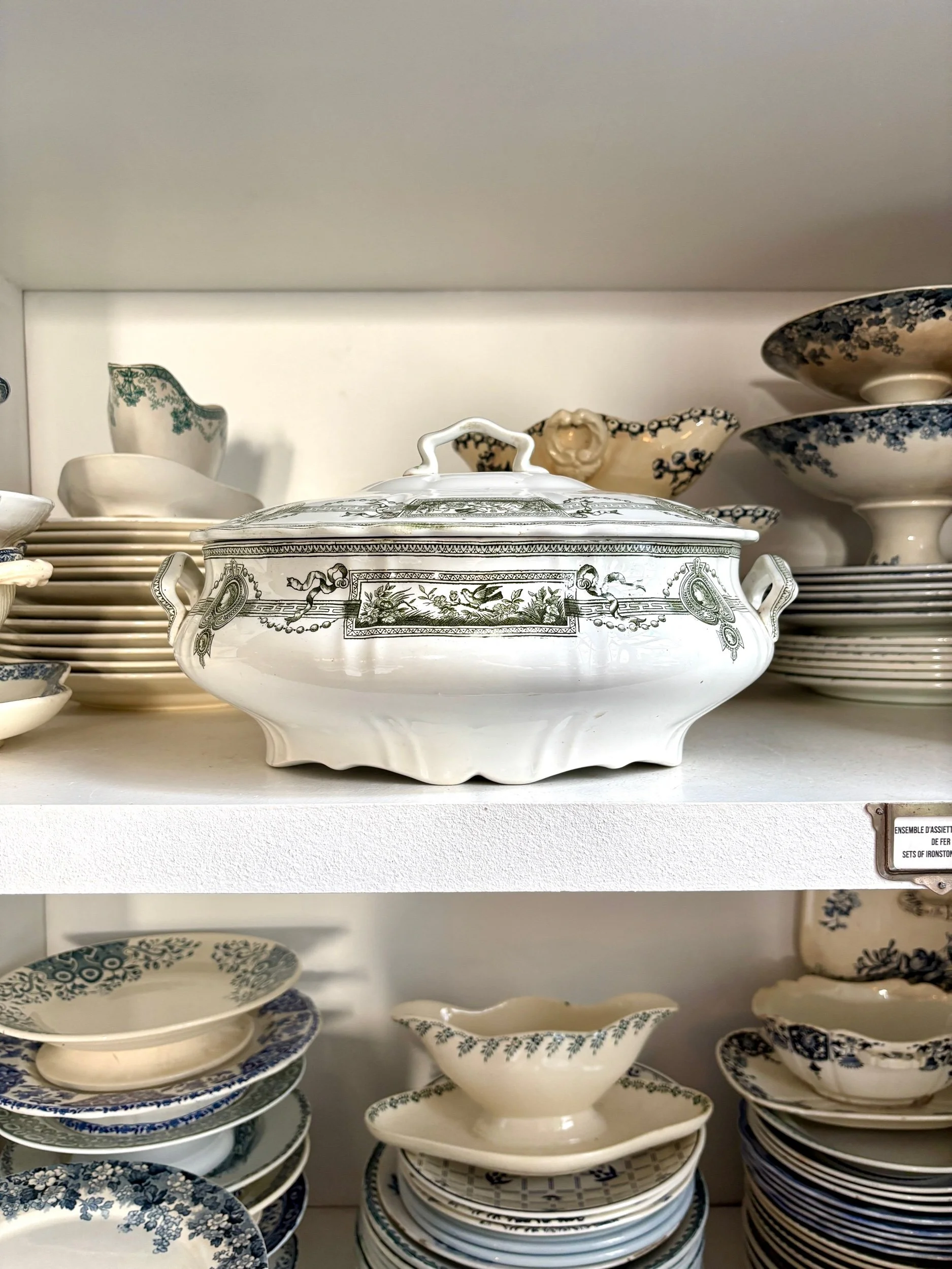 grande-soupiere-terre-de-fer-st-amand-hamage-medaillon-blanc-vert-vaisselle-vintage-axs-design-paris-france