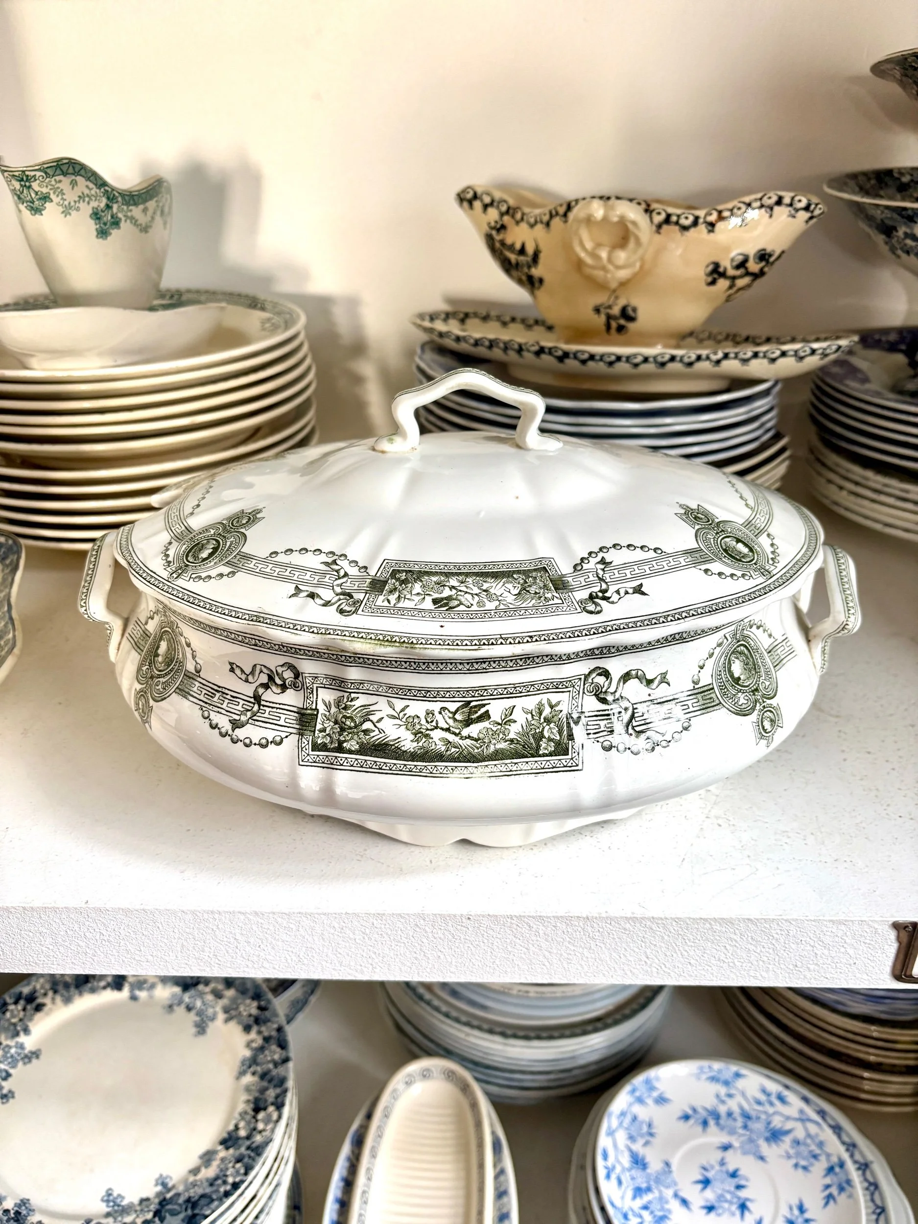 grande-soupiere-terre-de-fer-st-amand-hamage-medaillon-blanc-vert-vaisselle-vintage-axs-design-paris-france
